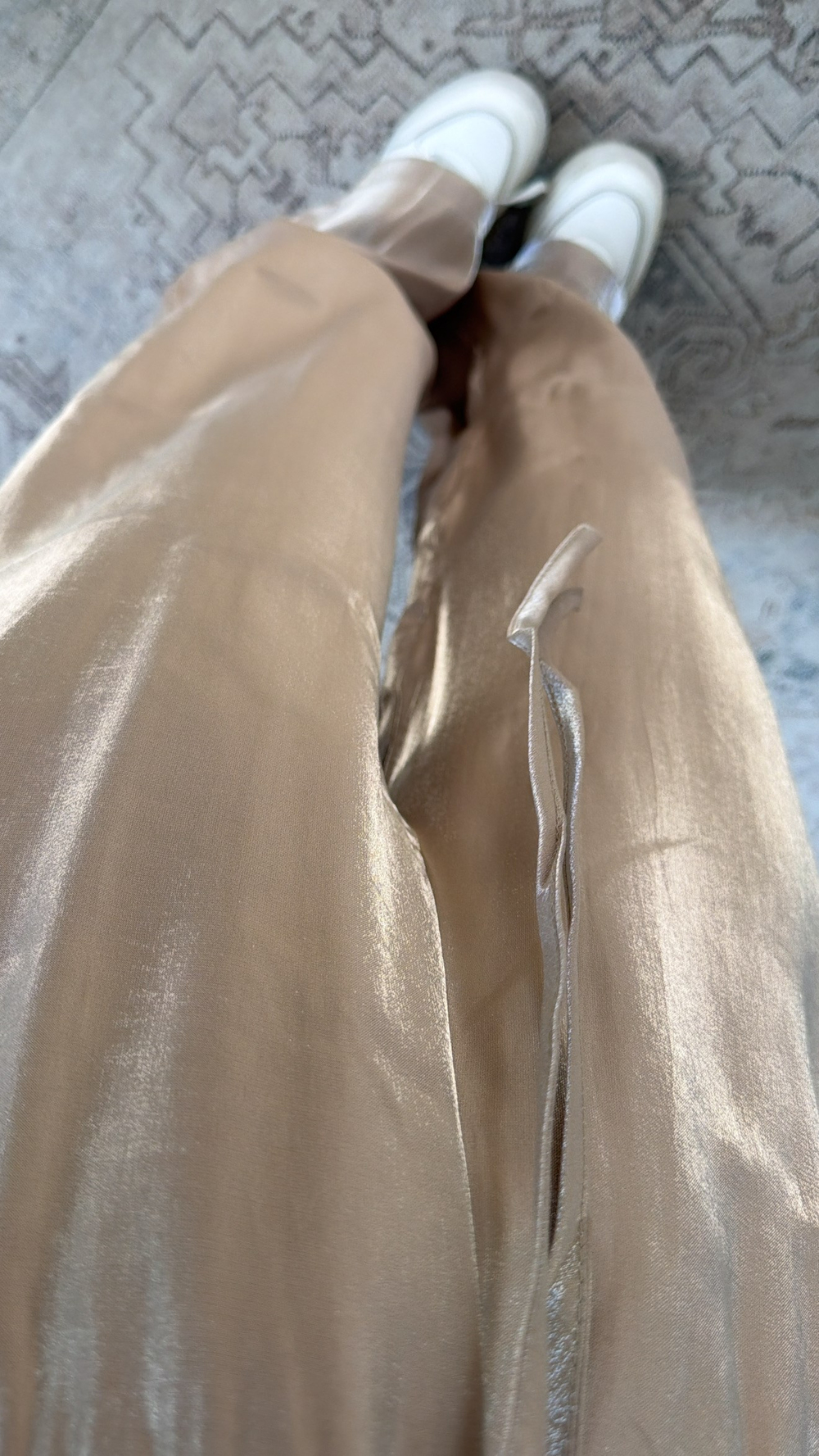 Bej Parlak Saten Beli Beyaz Detaylı Pantolon