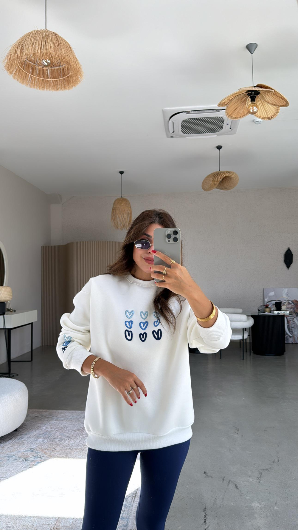 Beyaz Kalp Nakışlı Şardonlu Sweatshirt