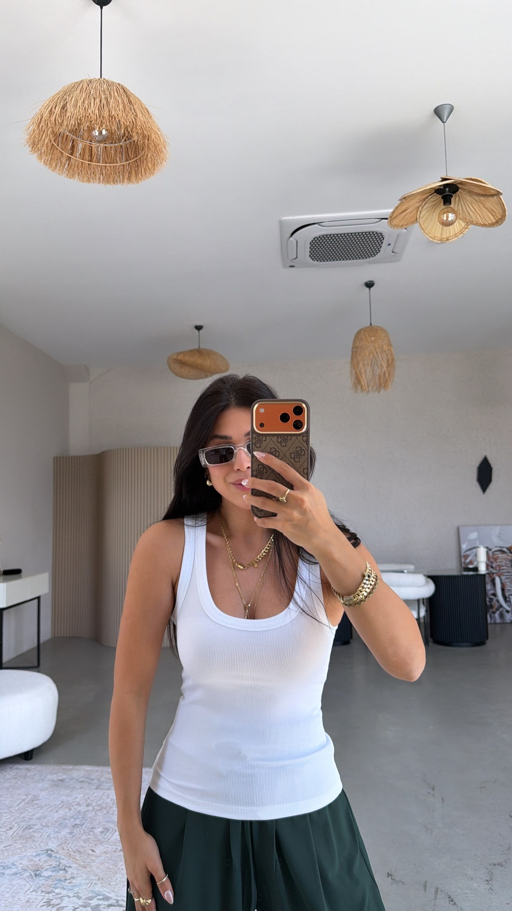 Beyaz Oval Yaka Atlet