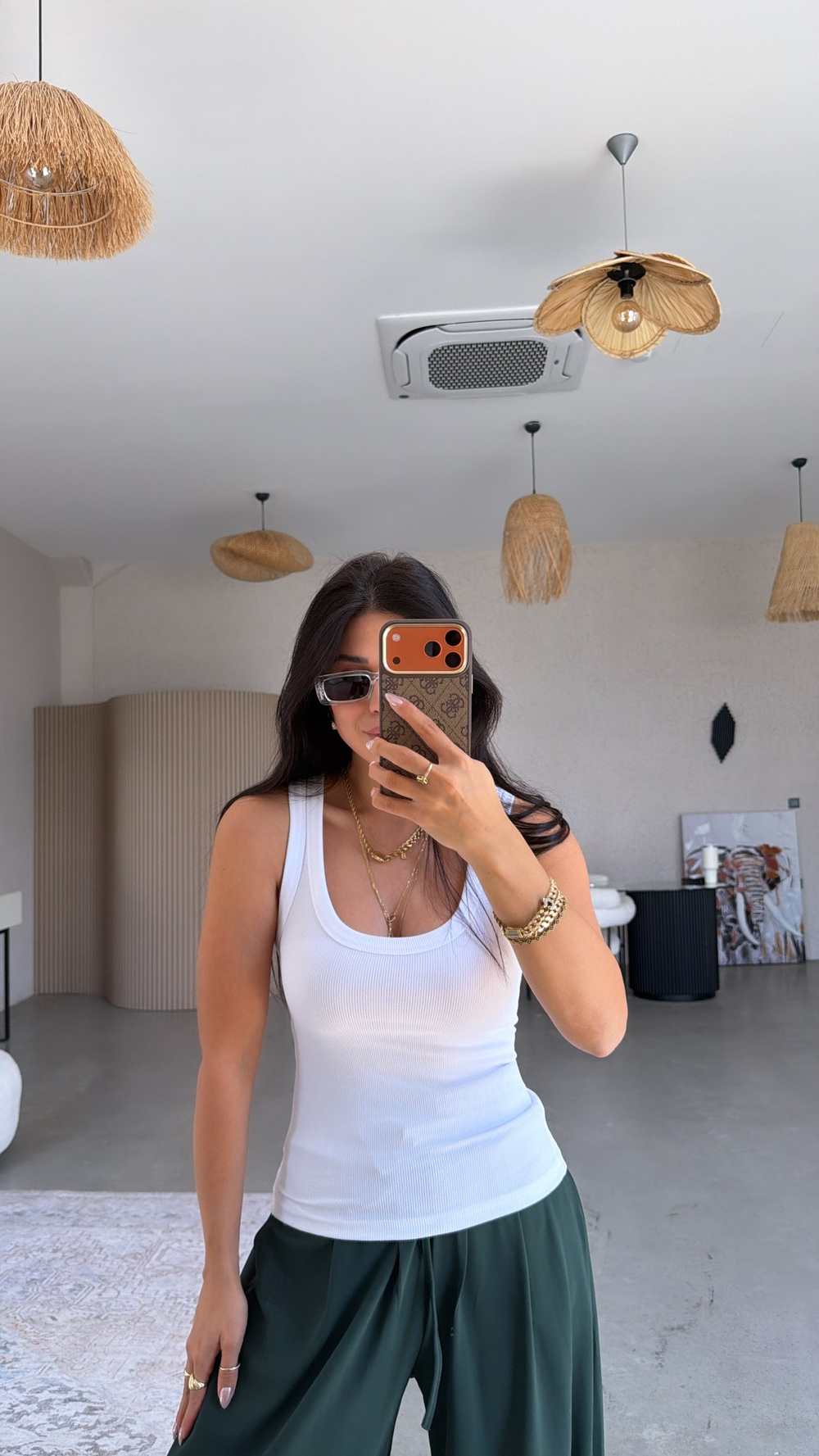 Beyaz Oval Yaka Atlet
