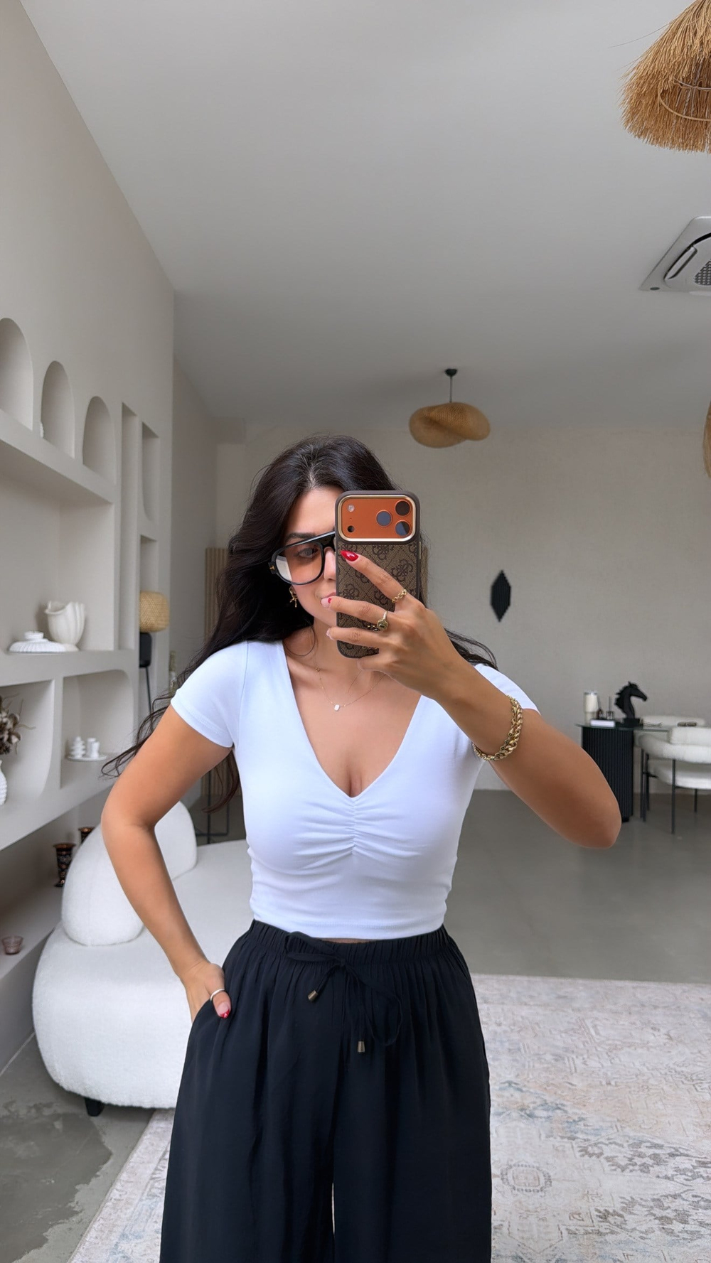 Beyaz V Yakası Büzgülü Crop Pamuk Tshirt