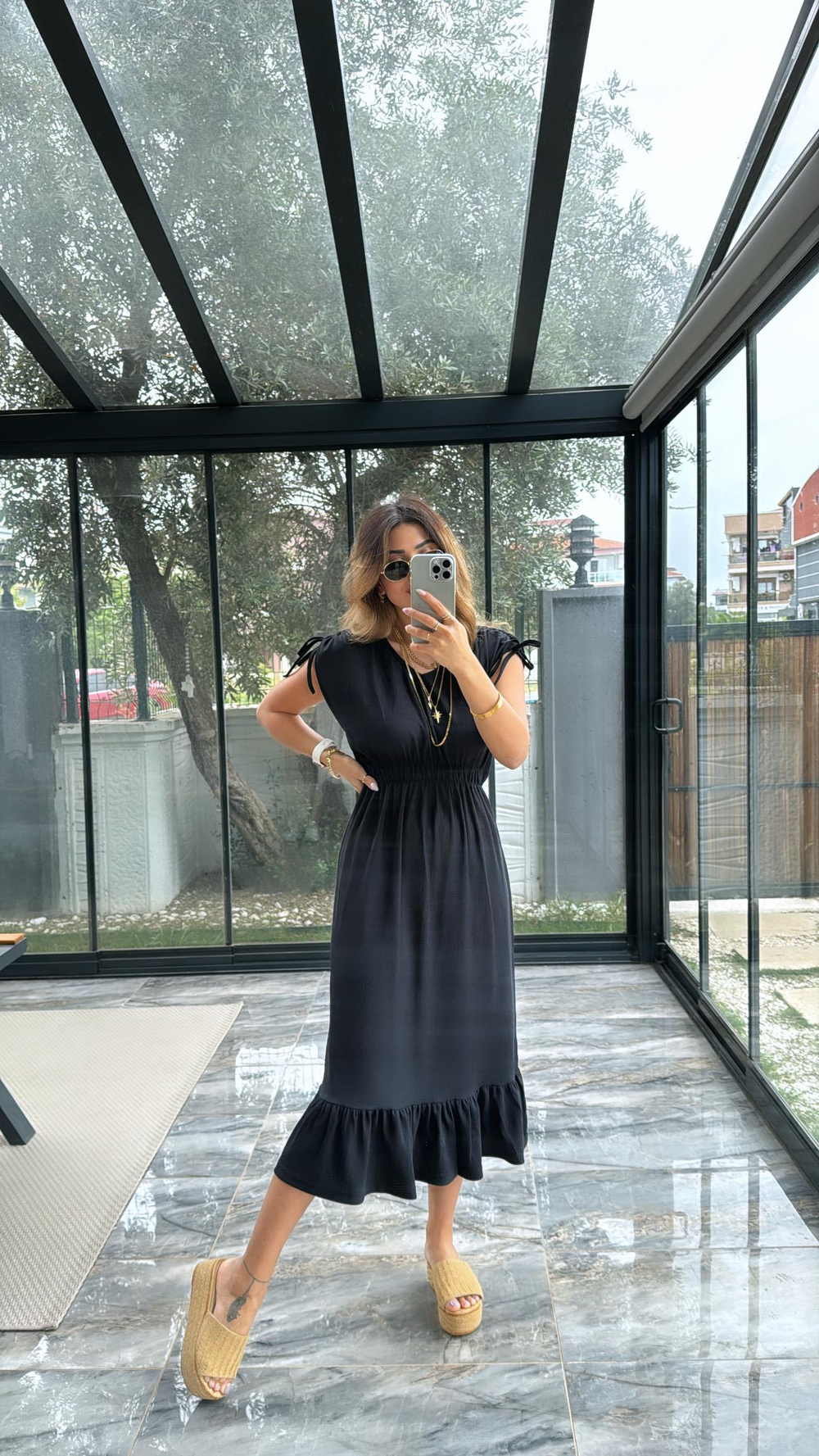 Siyah Omzu Büzgülü V Yaka Elbise