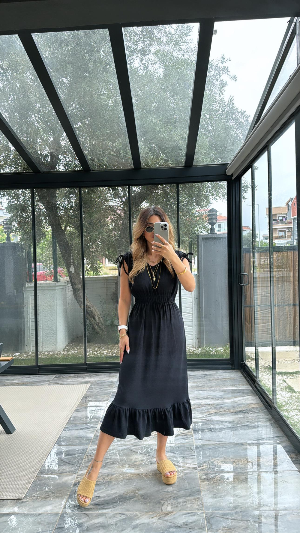 Siyah Omzu Büzgülü V Yaka Elbise