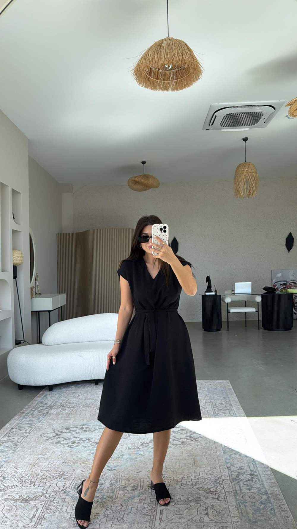 Siyah V Yaka Kuşaklı Elbise