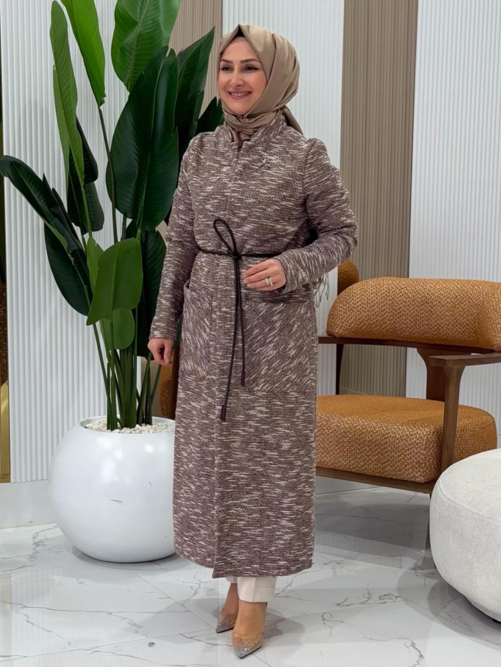 ARMİNE TREND BROŞ DETAYLI CEPLİ TÜVİT HIRKA KAHVERENGİ- 25K5005