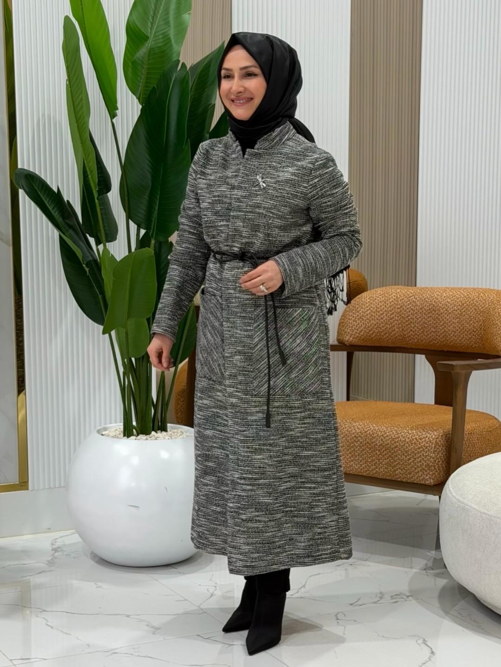 ARMİNE TREND BROŞ DETAYLI CEPLİ TÜVİT HIRKA SİYAH- 25K5005