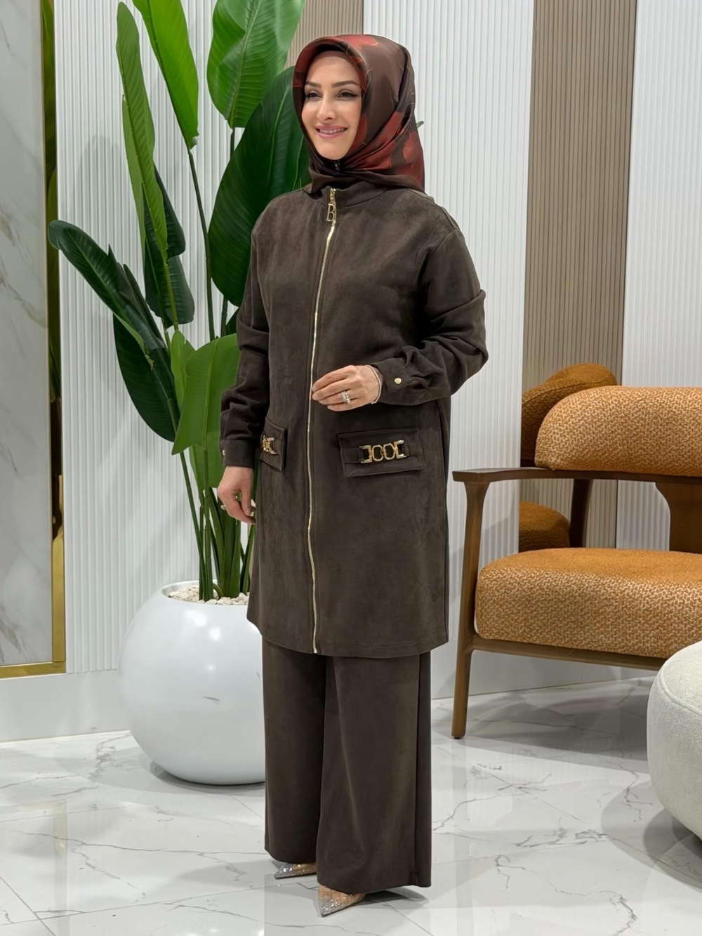BELLİ CEBİ ZİNCİR DETAYLI TAKIM KAHVERENGİ- 25K6019