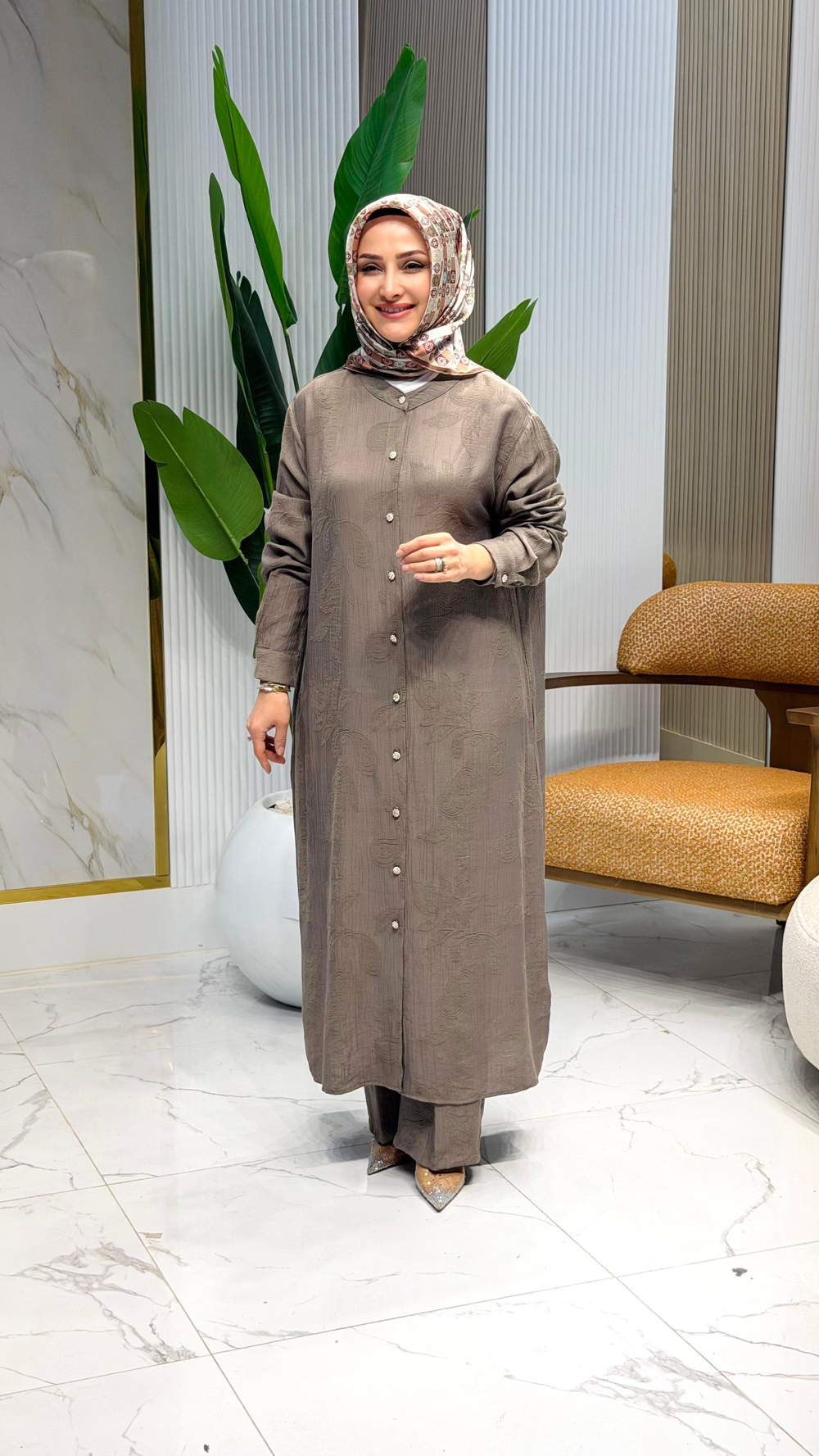 KADO 263264 KENDİNDEN DESENLİ ÖNÜ DÜĞMELİ UZUN TUNİK VE PANTOLON İKİLİ TAKIM KOYU VİZON