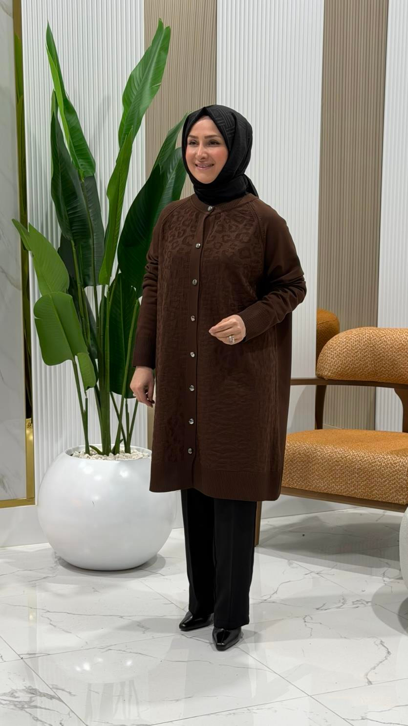 ÖNÜ DÜĞMELİ KENDİNDEN DESENLİ TRİKO HIRKA KAHVERENGİ- 2725127