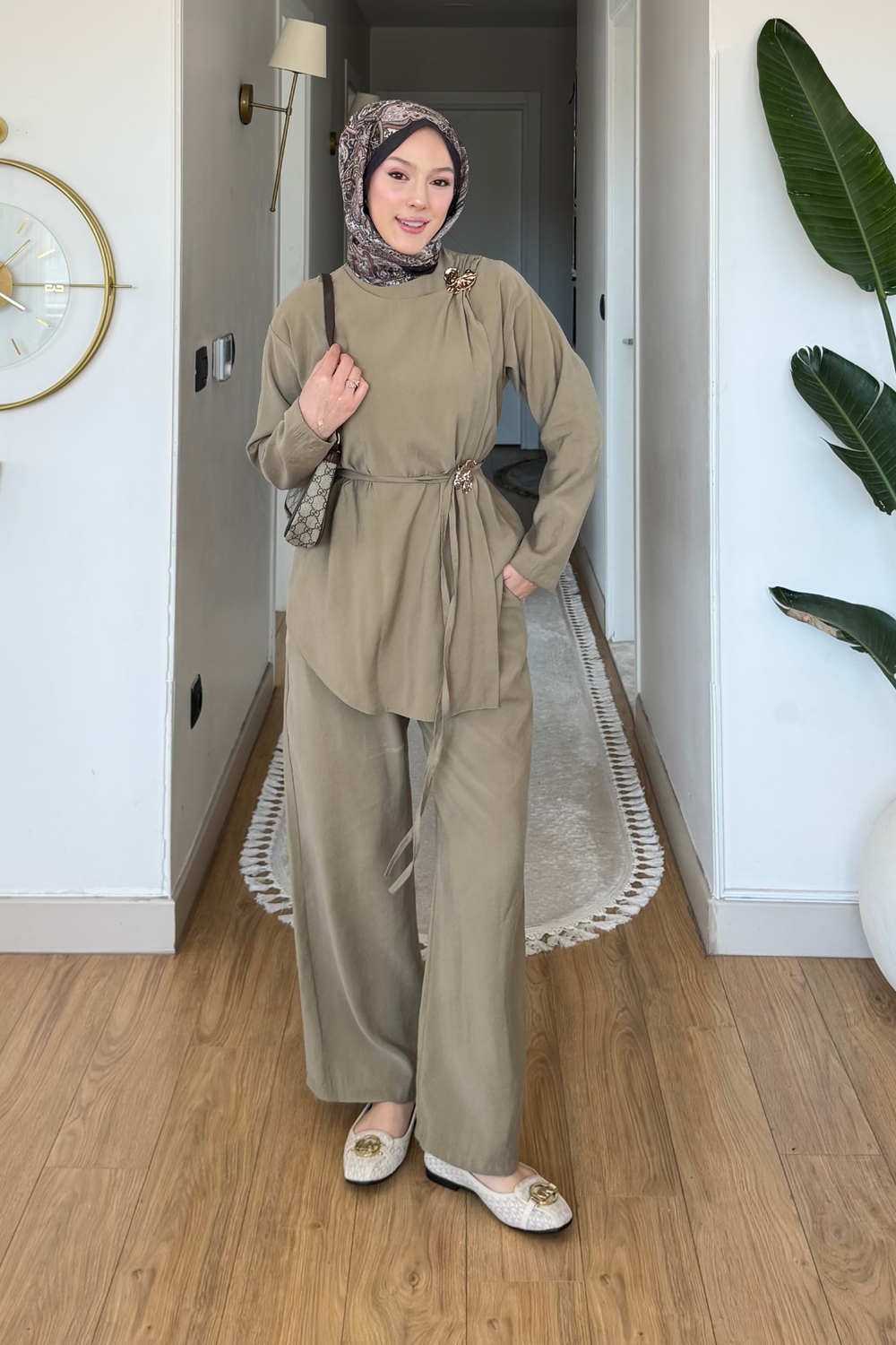 Ardila Modal Kumaş Yandan Bağlamalı Broşlu Tesettür Takım- Haki