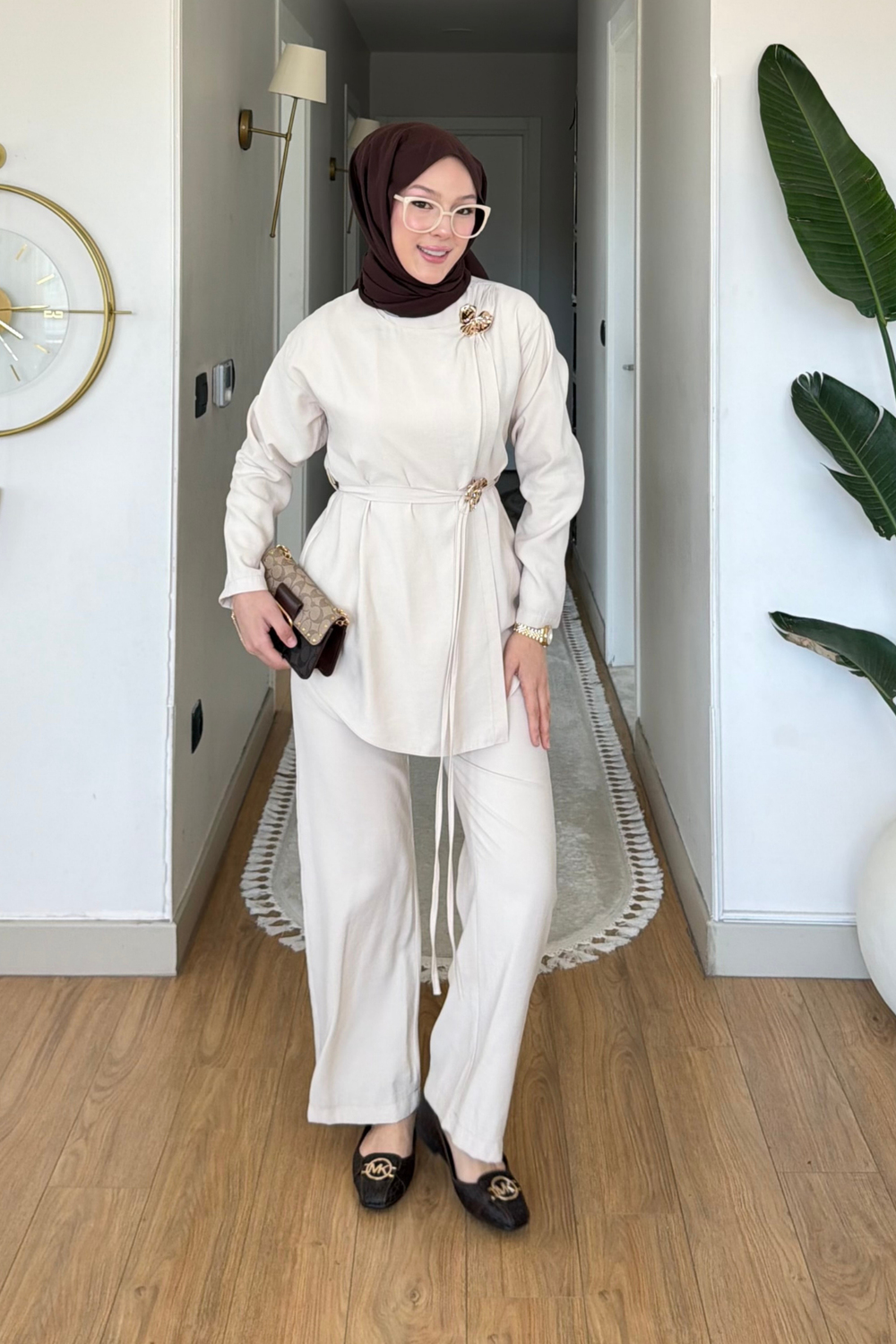 Ardila Modal Kumaş Yandan Bağlamalı Broşlu Tesettür Takım- Krem