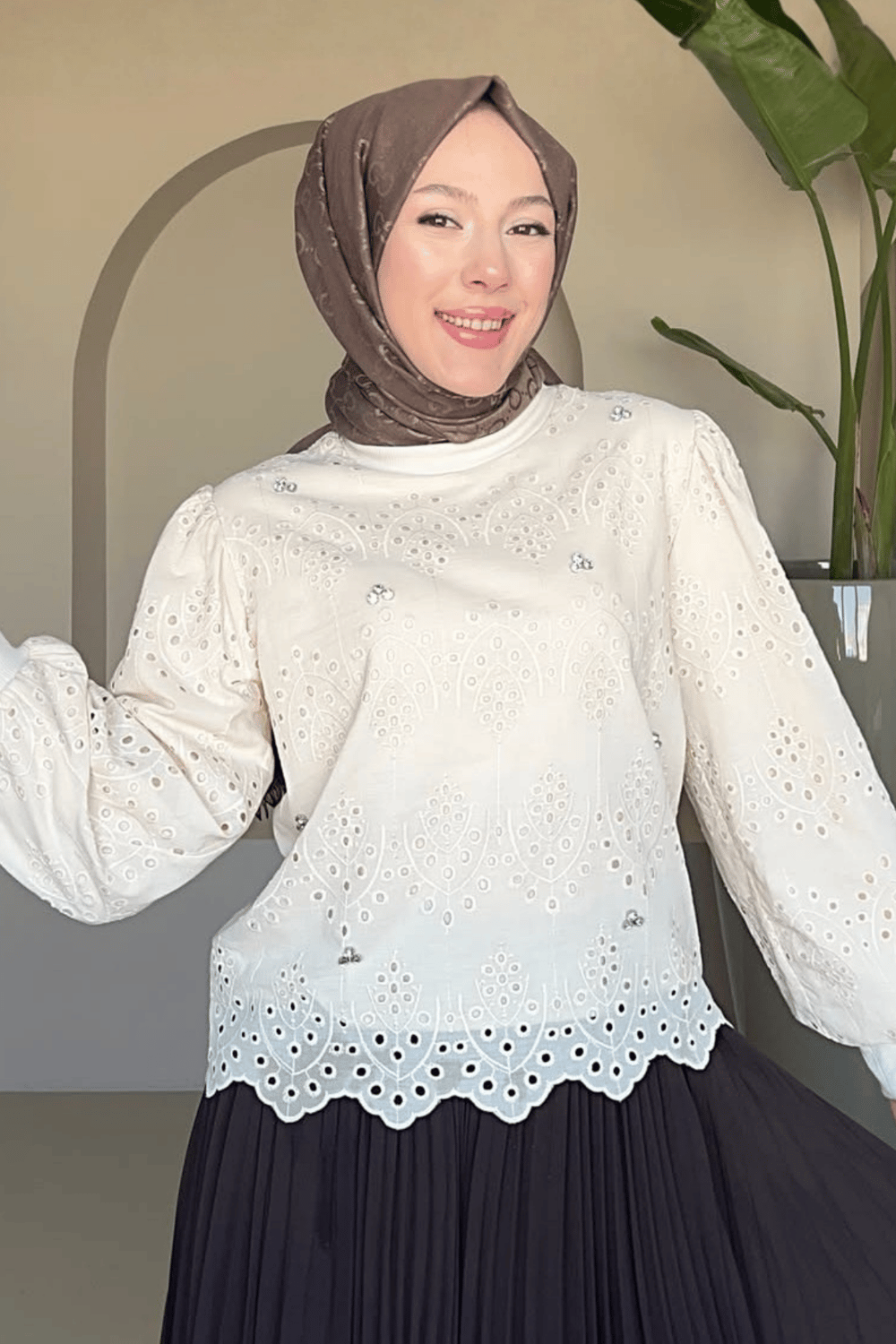 Hima Brode Dantel Kumaş Ribana Yaka  Ve Manşetli Bluz- Krem