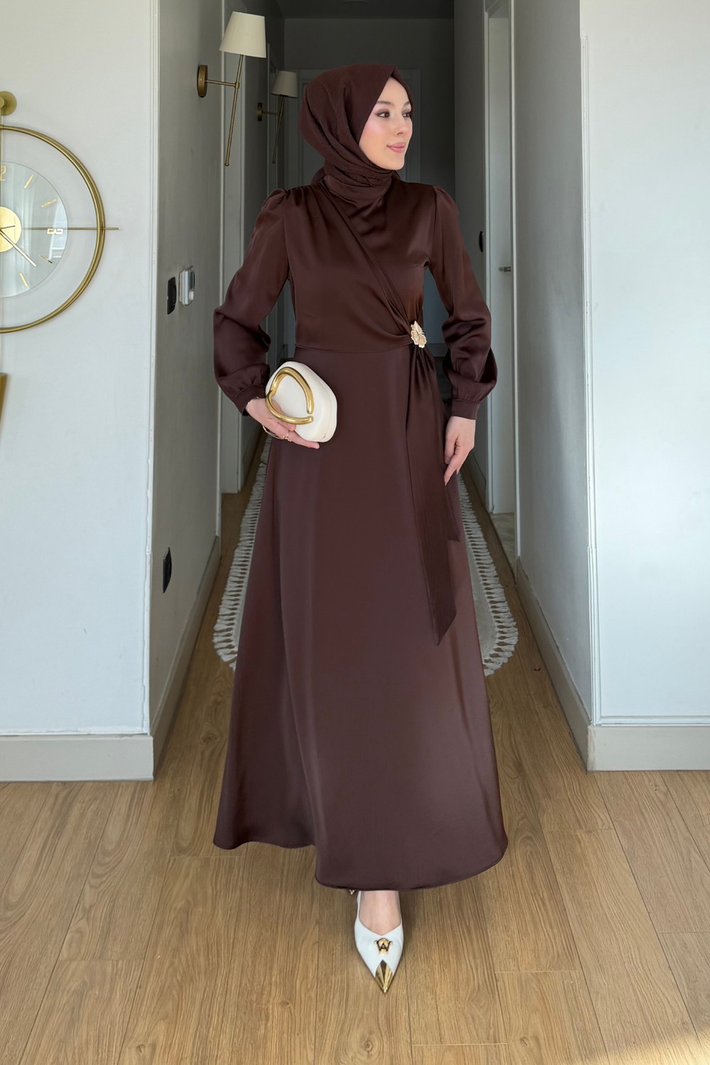 Lizan Broşlu Yandan Bağlamalı Saten Tesettür Abiye- Kahverengi