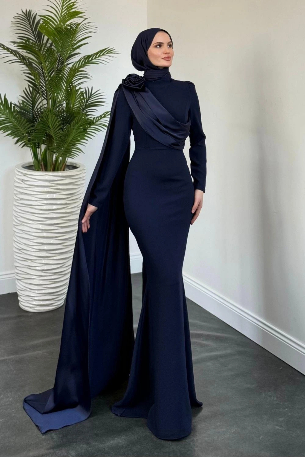 Roseli Pelerinli Omzu Gül Detaylı Krep Tesettür Abiye- Lacivert