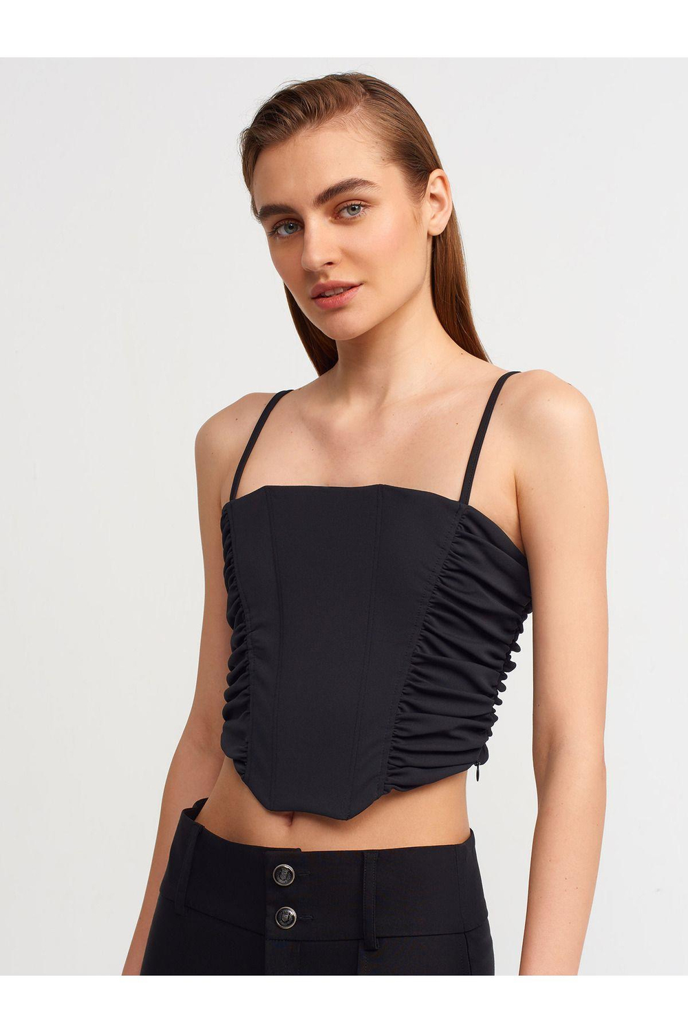 20129-buzgulu-detayli-askili-crop-top--e62384.jpg