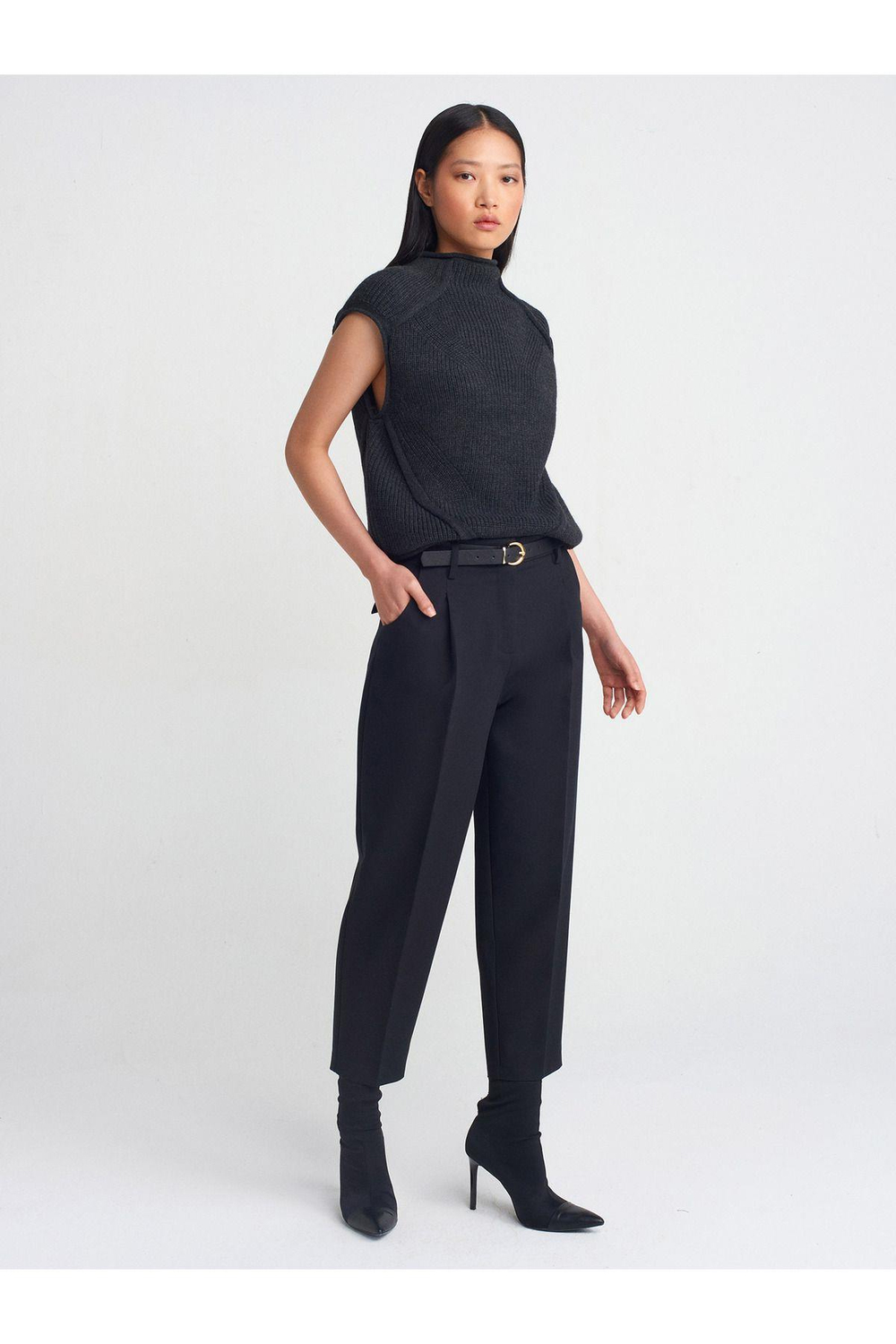 71533-kemerli-havuc-fit-pantolon-siyah-2d-45d.jpg