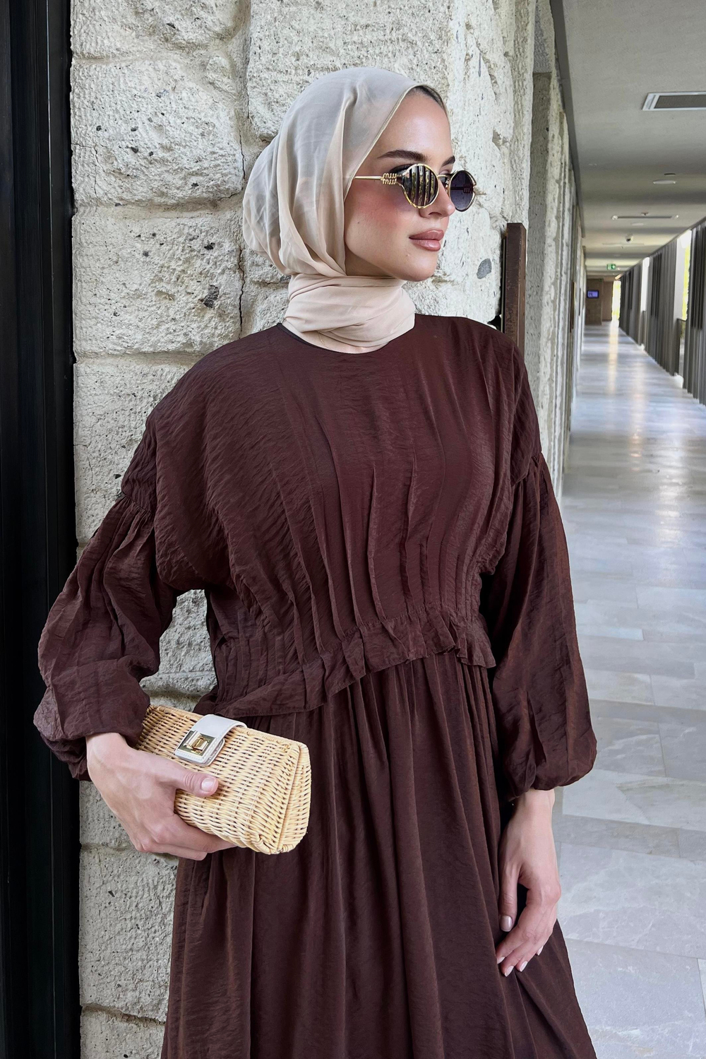 Beli Pensli Fırfır Detaylı  Elbise Kahverengi