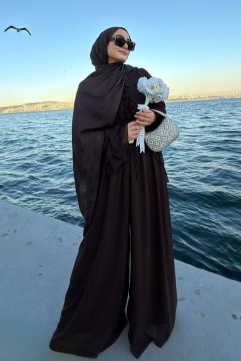 Beyza Zişan'ın Tercihi Fırfırlı Şifon Takım Kahverengi
