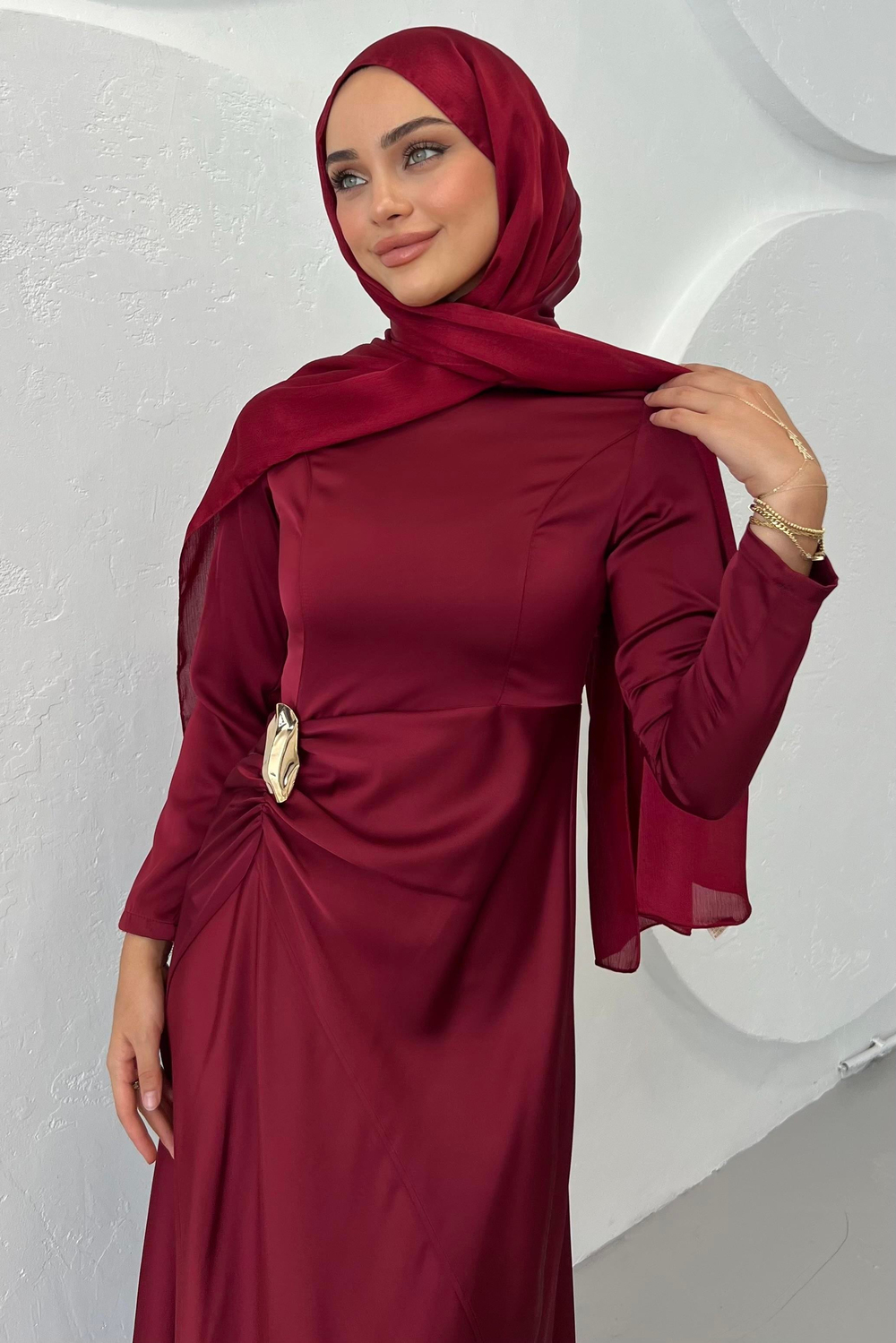 Gold Bronş Detaylı Saten Elbise Bordo