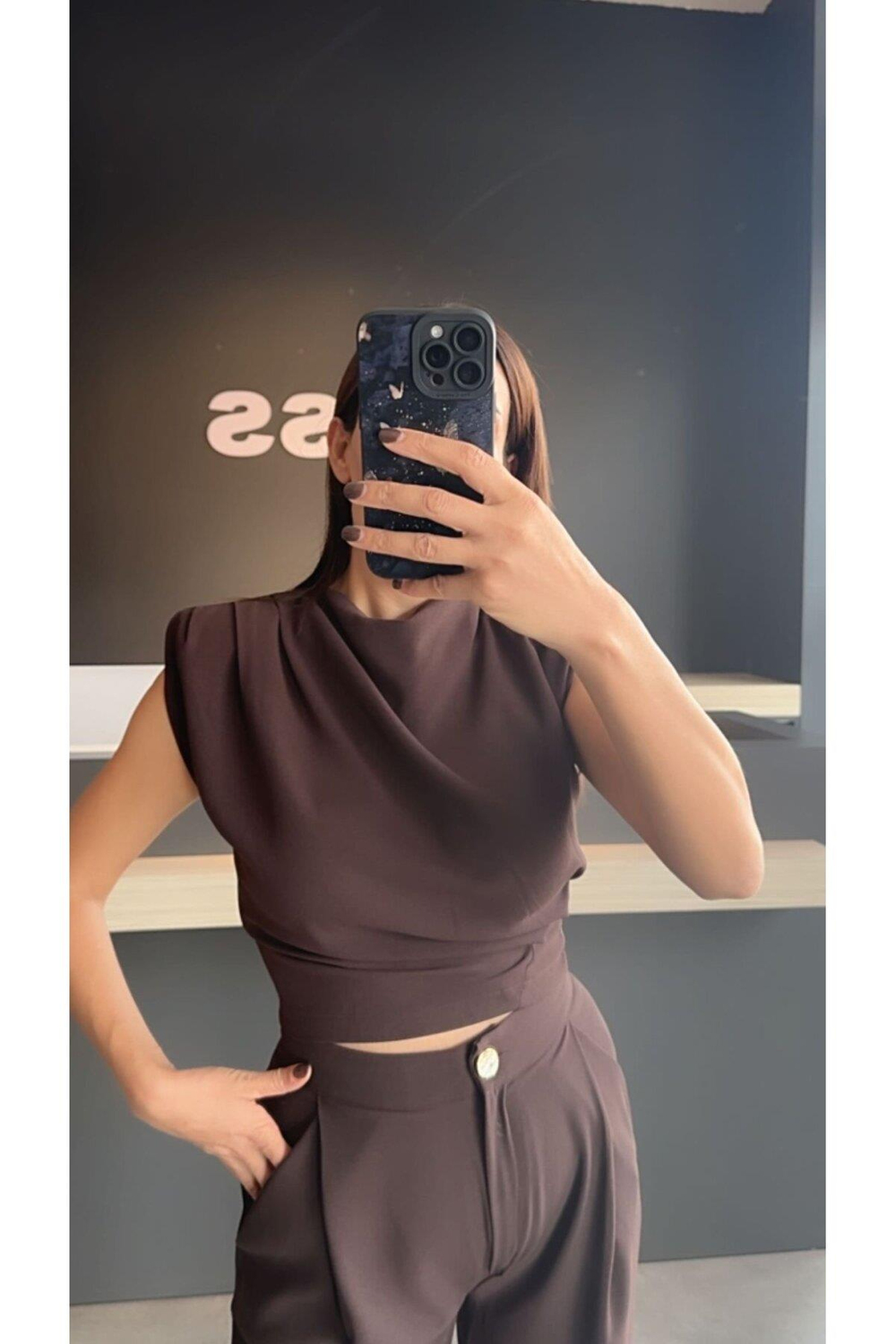 Kadın Omzu Vatkalı Drape Detaylı Bluz Havuç Pantolon Kahve İkili Takım