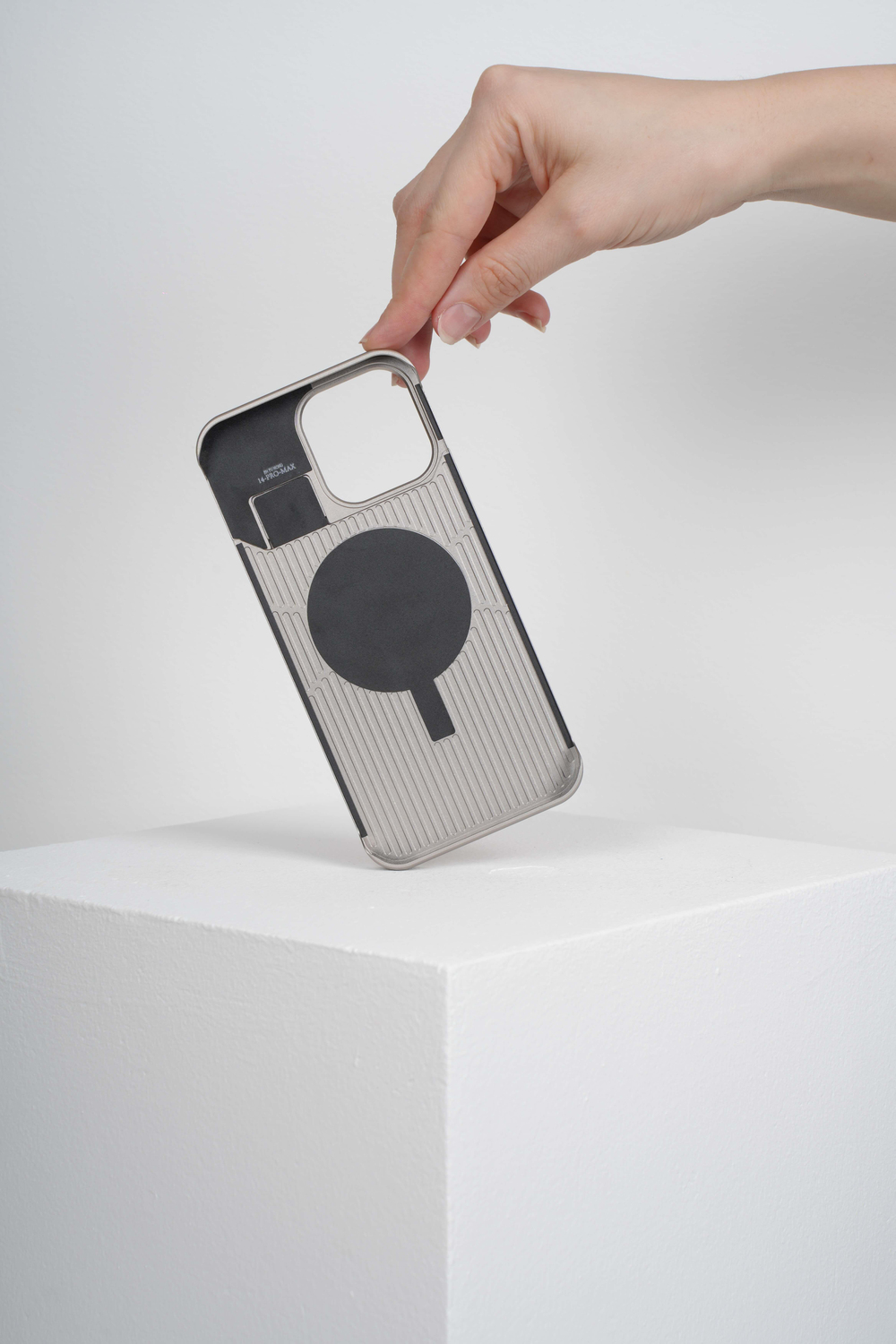 Therock 15 Pro Manyetik Özellikli Alüminyum Alaşımlı Hakiki Deri,Kokulu Metal Kızaklı Telefon Kılıfı