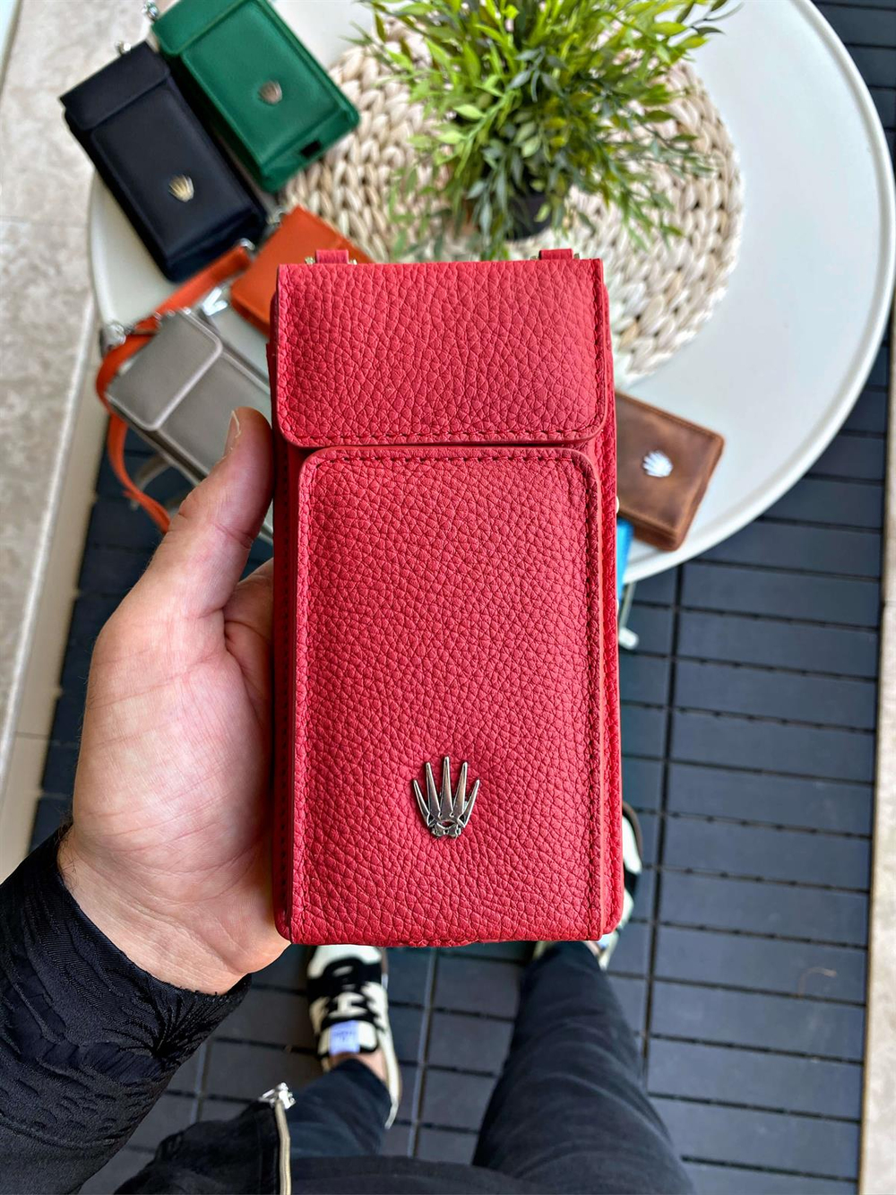 Hakiki Deri Kırmızı Askılı Çanta 4 Kart Bölmesi, Telefon ve Para Bölmesi, Fermuarlı, Çıtçıtlı Askılı Telefon Çantası Luısaw