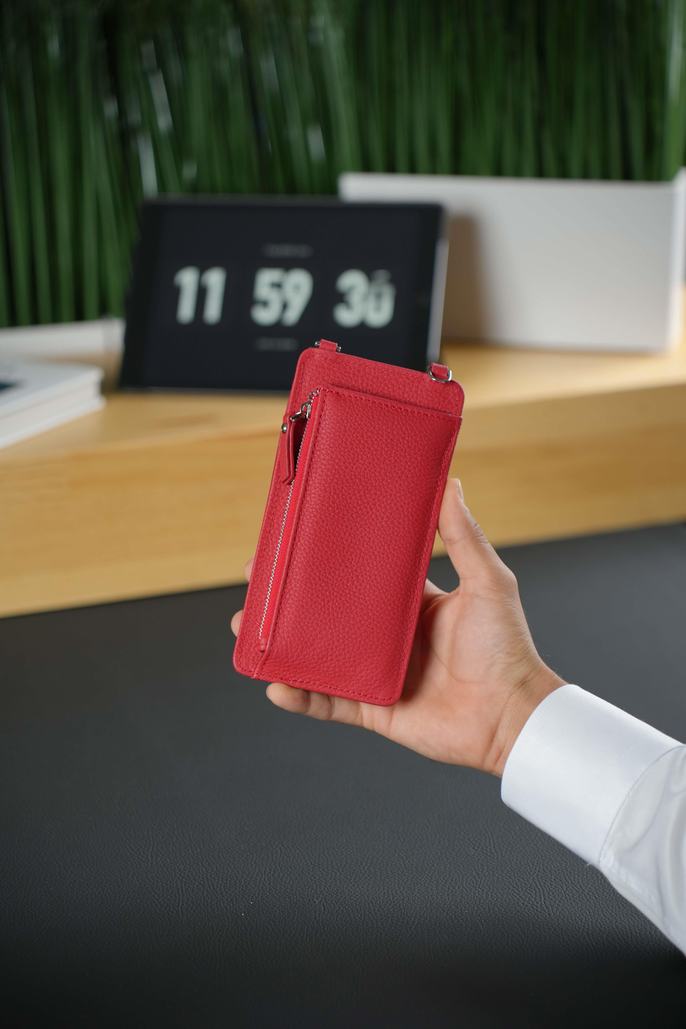 Hakiki Deri Kırmızı Askılı Çanta 4 Kart Bölmesi, Telefon ve Para Bölmesi, Fermuarlı, Çıtçıtlı Askılı Telefon Çantası Luısaw