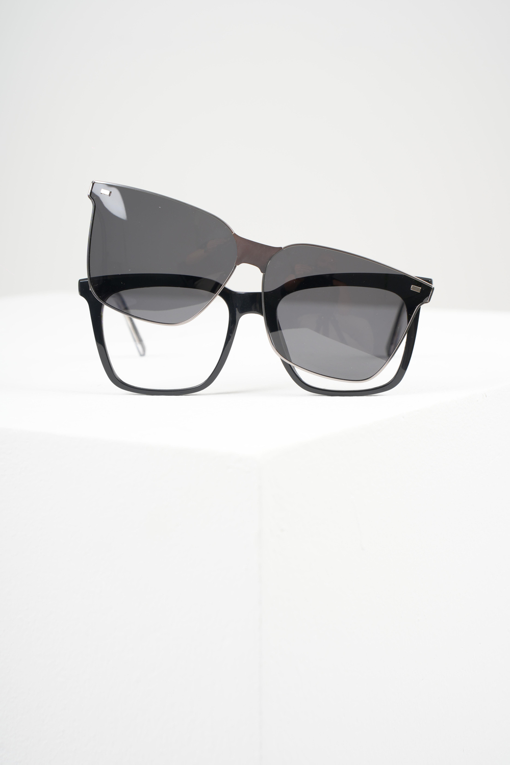 ROYAL EYEWEAR RE98020 MIKNATISLI ÖN ÇERÇEVESİ ÇIKARILABİLEN SİLVER SİYAH GÜNEŞ GÖZLÜĞÜ