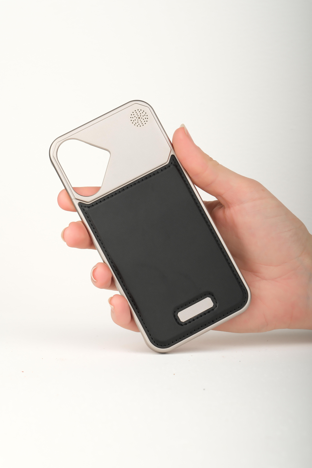 Therock iPhone 16 Siyah Manyetik Özellikli Alüminyum Alaşımlı Hakiki Deri,Kokulu Metal Kızaklı Telefon Kılıfı