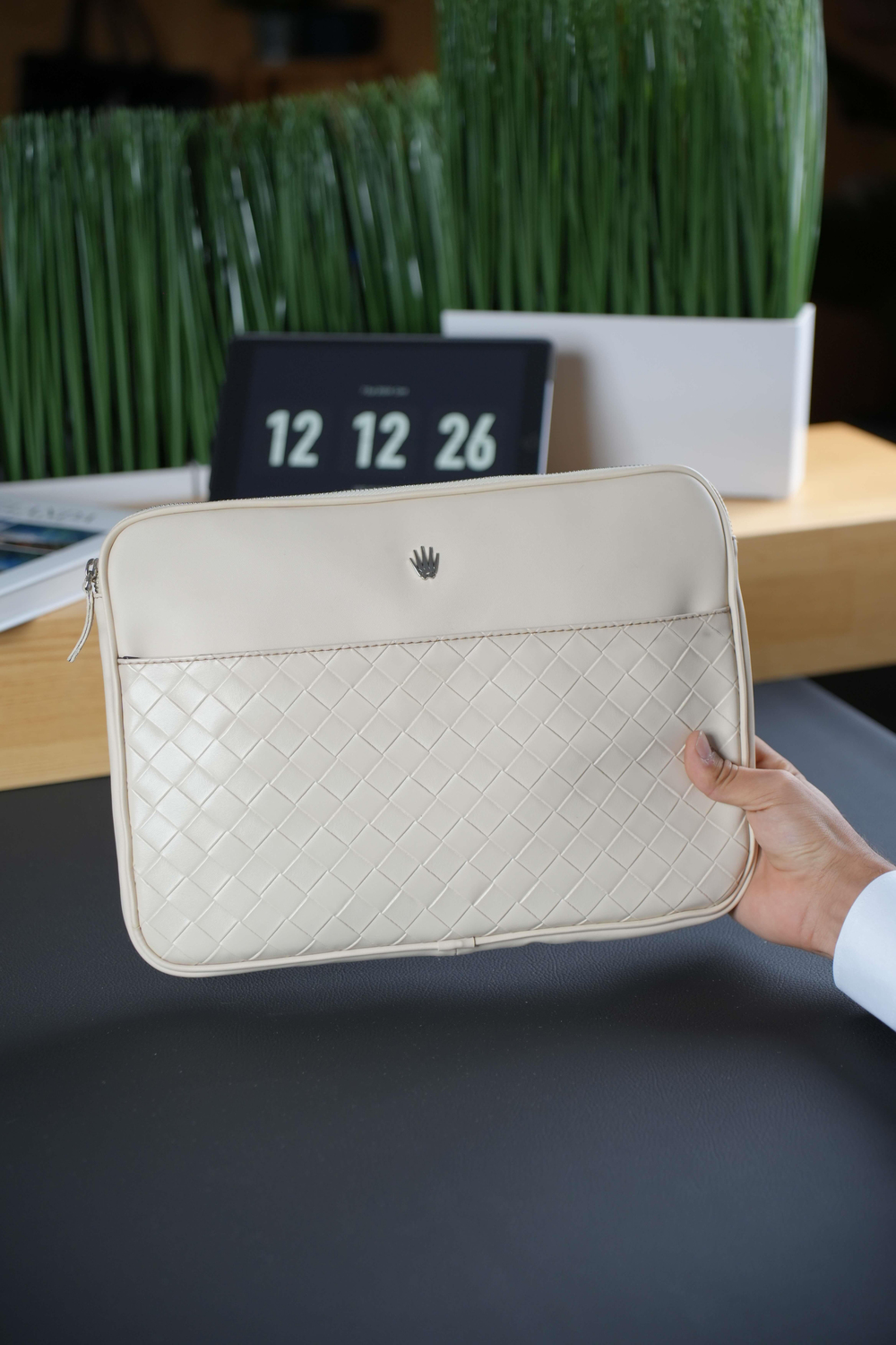 Modern Tasarım Vegan Deri Bej El Çantası 6 Kart, Tablet Telefon Bölmesi ve Fermuarlı Organizer Colorato