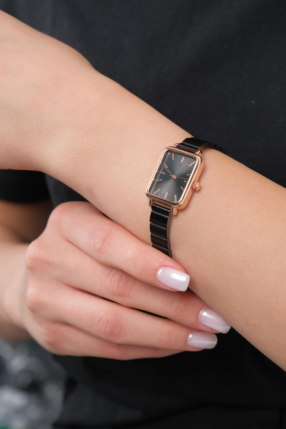 VINTAGE BLACK ROSE WOMENS WRISTWATCH