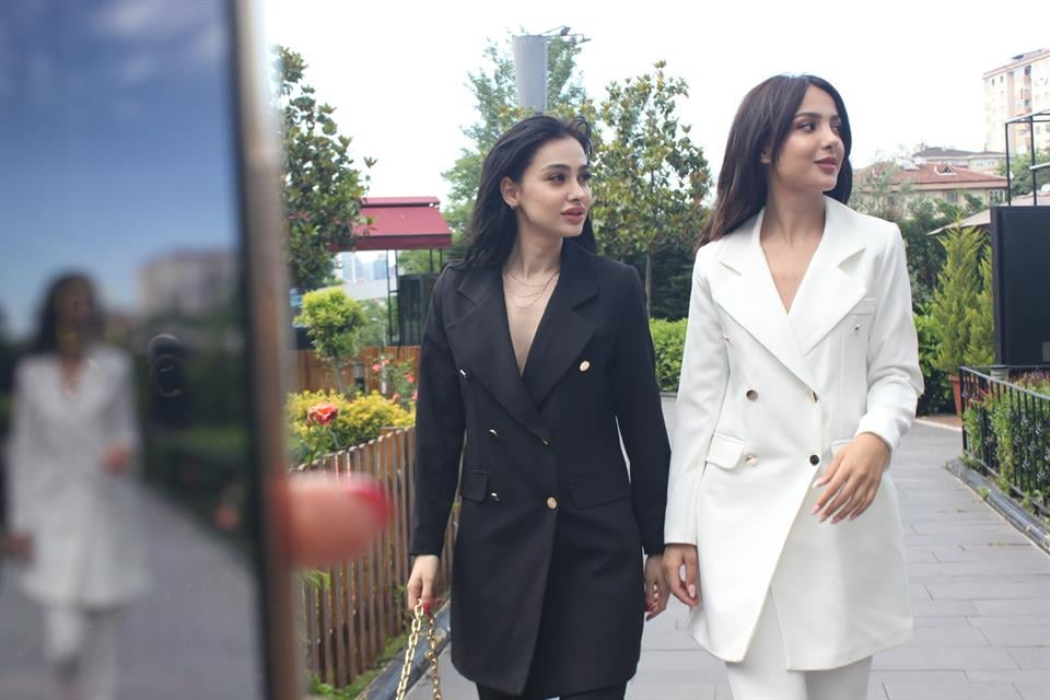 Vücuda Oturan Kruvaze Blazer Takım Uzun- BEYAZ