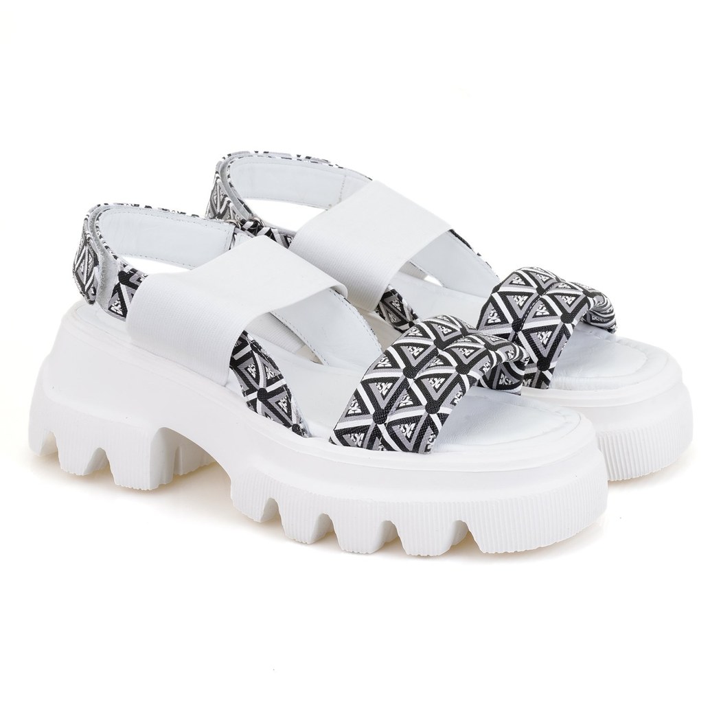 Kadın Beyaz Monogram Desenli Dolgu Topuklu Sandalet