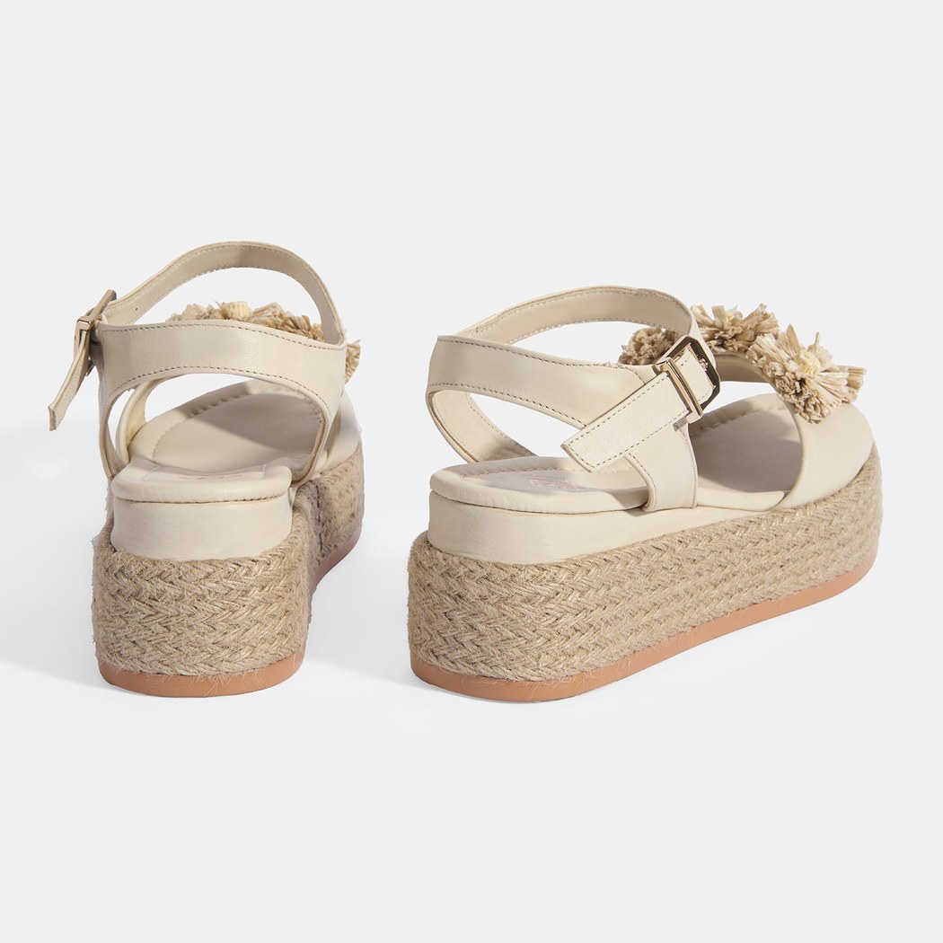 Kadın Bej Çiçek Aksesuarlı Ayarlanabilir Tokalı Deri Sandalet