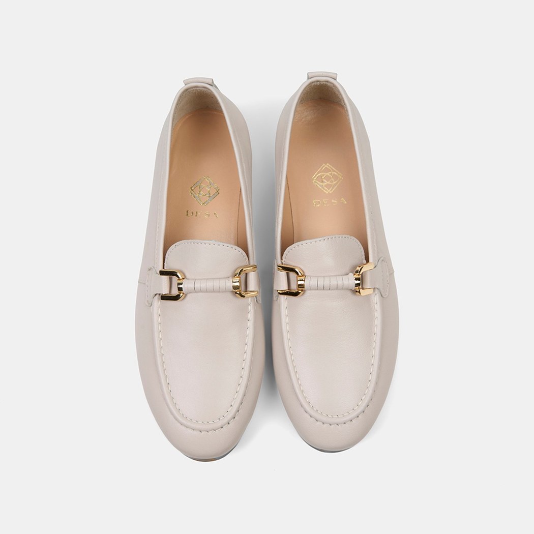 Kadın Bej Metal Gold Toka Aksesuarlı Deri Loafer