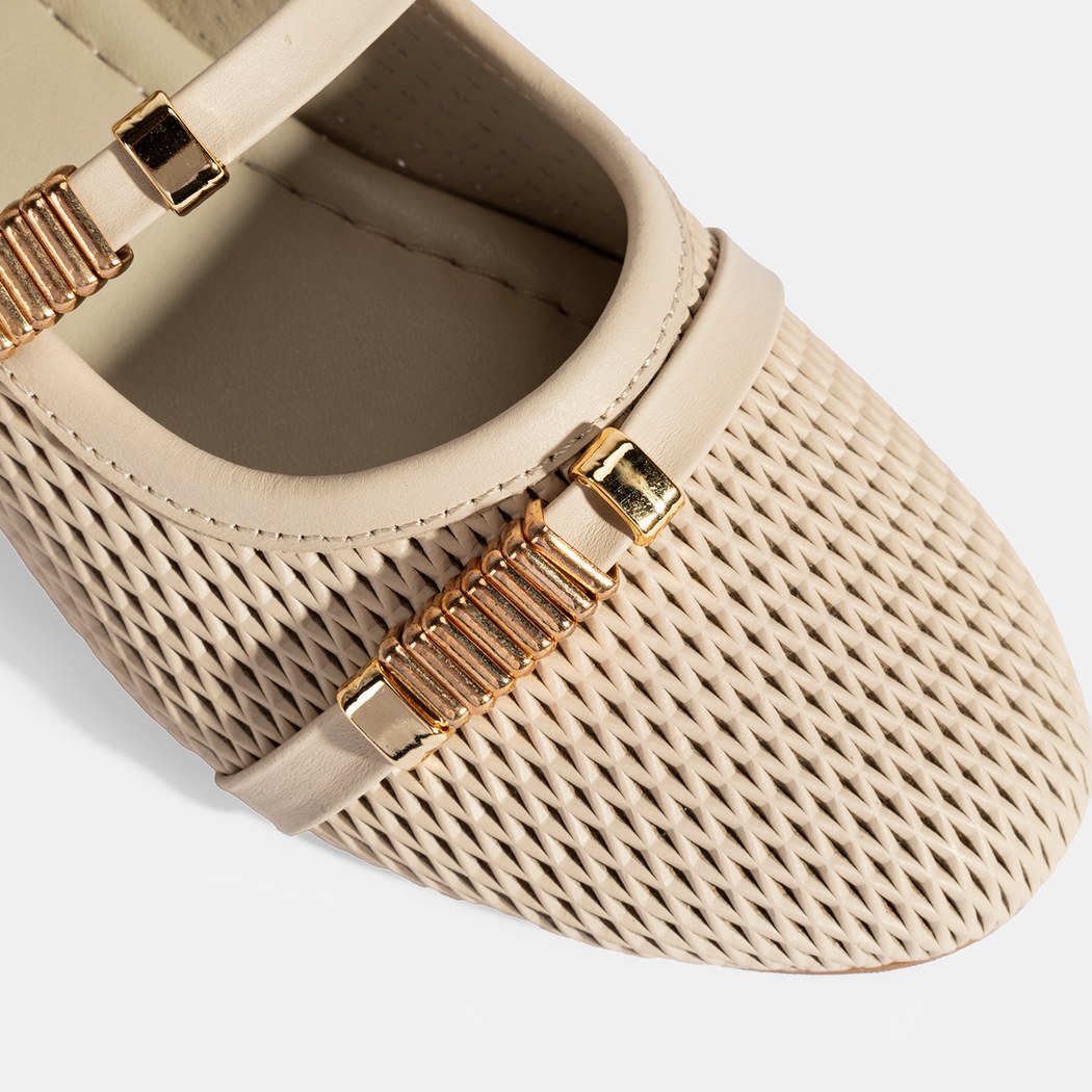 Kadın Bej Metal Toka Aksesuarlı Deri Babet