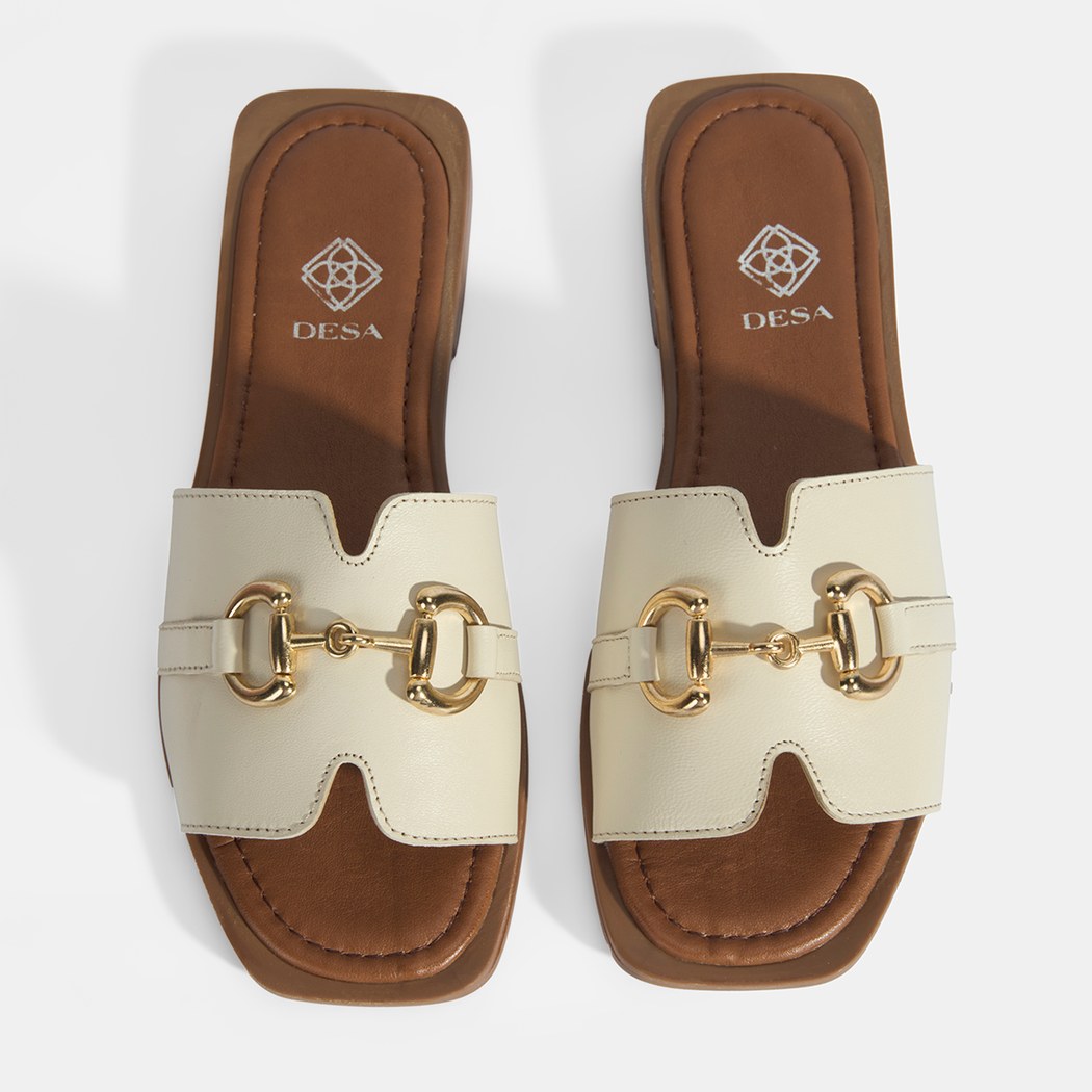 Kadın Bej Metal Toka Aksesuarlı Deri Terlik