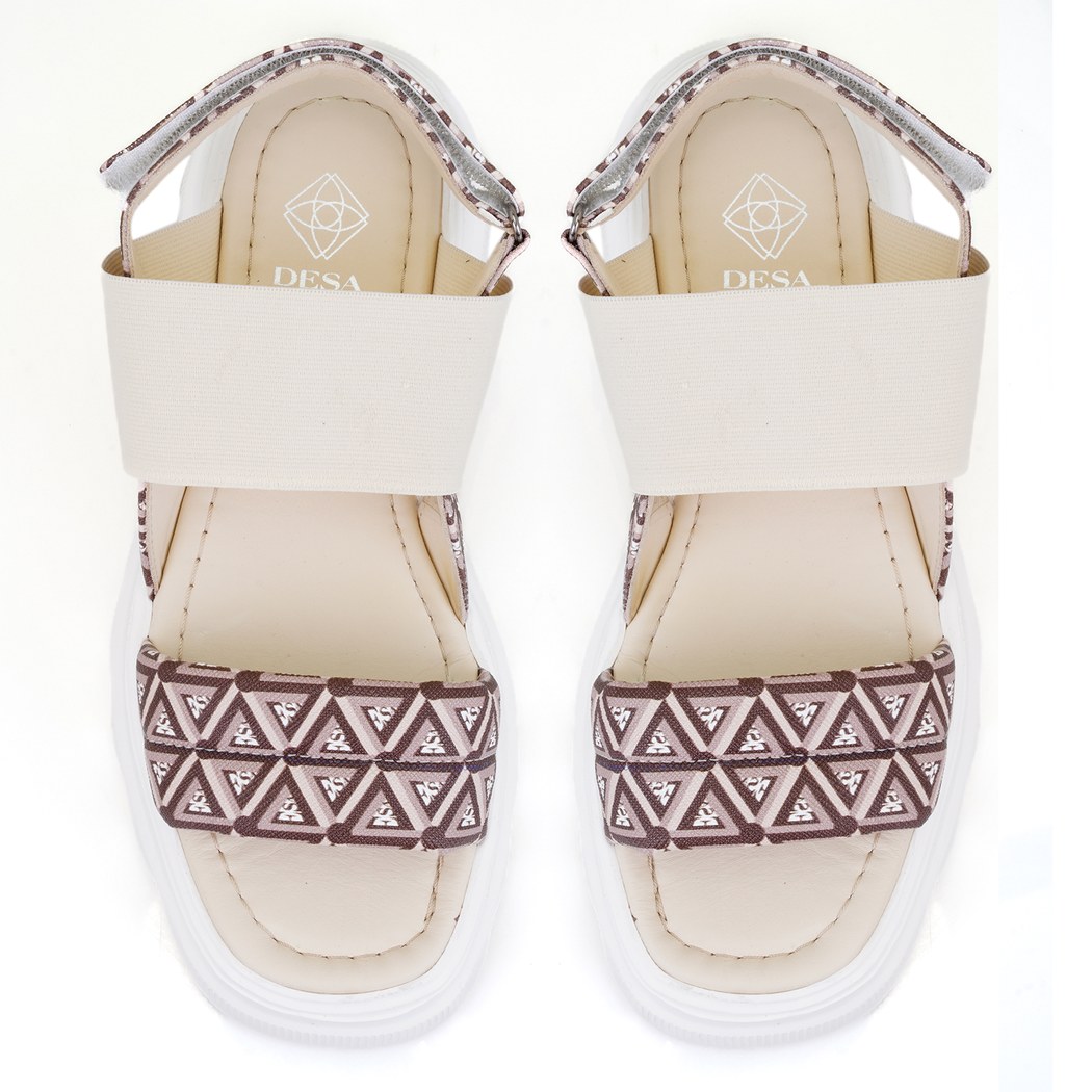 Kadın Bej Monogram Desenli Dolgu Topuklu Sandalet