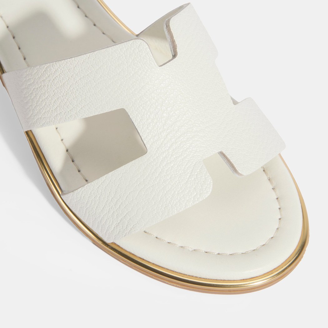 Kadın Beyaz Ayarlanabilir Tokalı Deri Sandalet