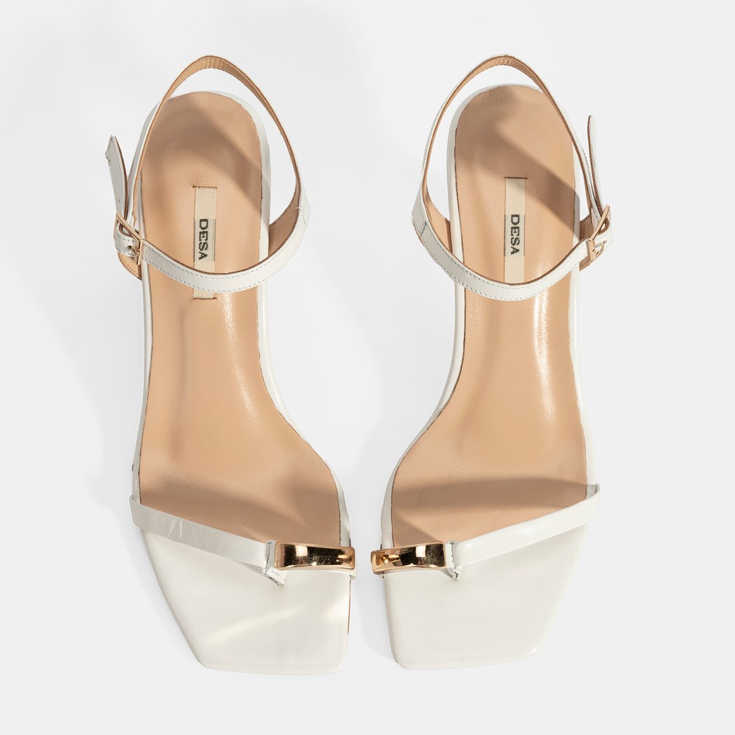 Kadın Beyaz Metal Aksesuarlı Parmak Arası Topuklu Ayakkabı