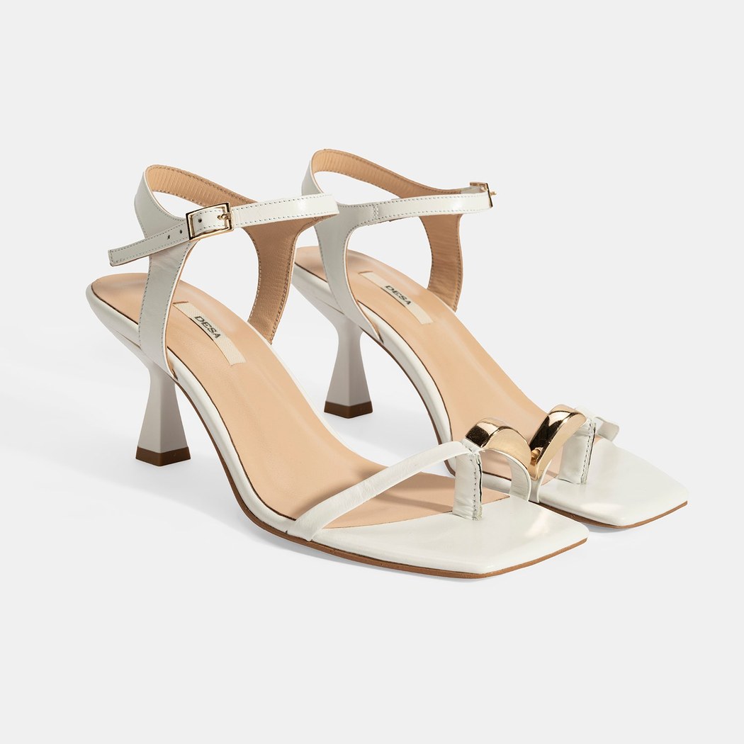 Kadın Beyaz Metal Aksesuarlı Parmak Arası Topuklu Ayakkabı