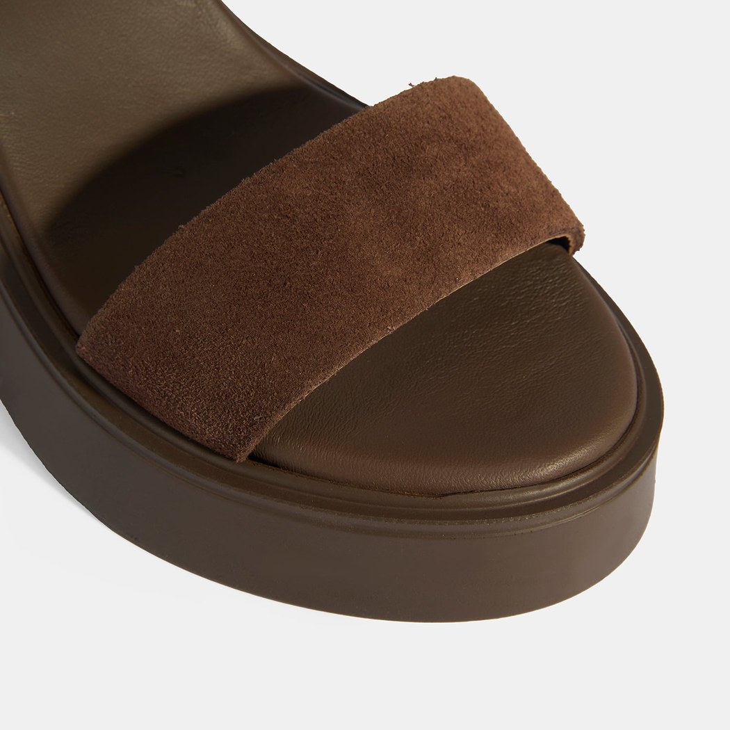 Kadın Kahve Ayarlanabilir Tokalı Deri Detaylı Dolgu Topuklu Süet Sandalet