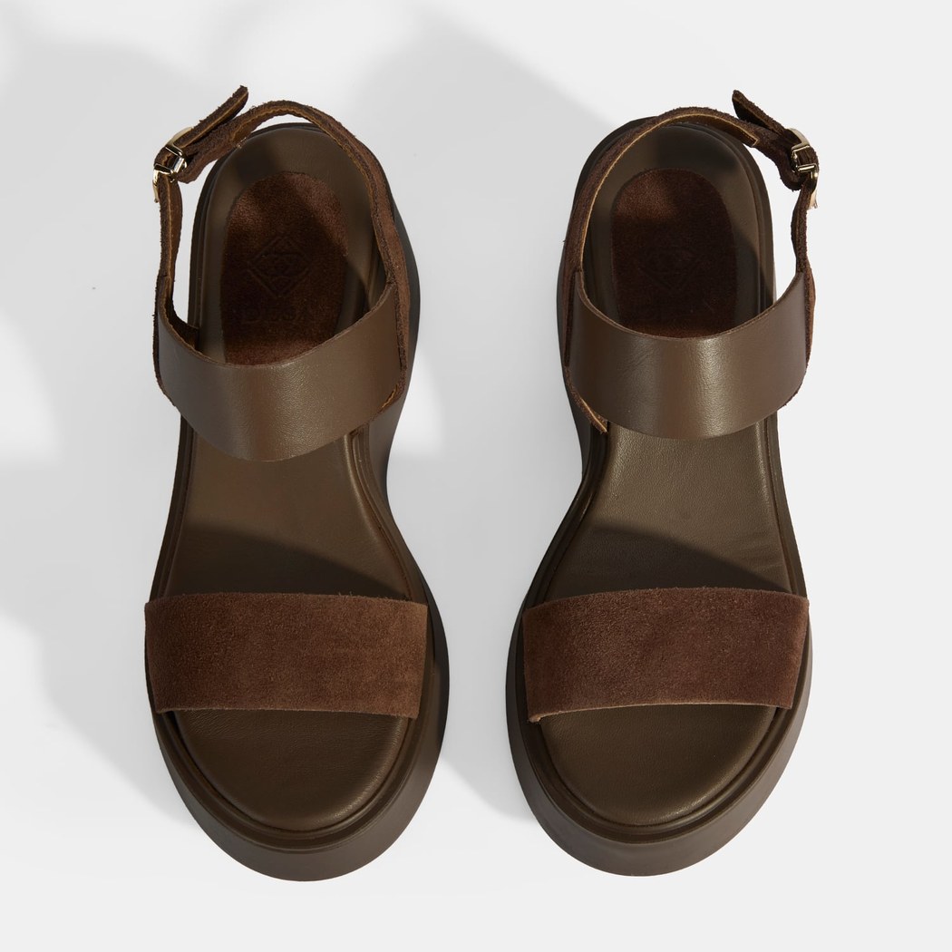 Kadın Kahve Ayarlanabilir Tokalı Deri Detaylı Dolgu Topuklu Süet Sandalet