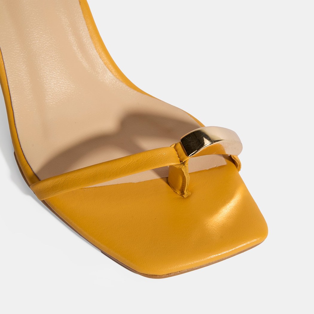 Kadın Mango Metal Aksesuarlı Parmak Arası Topuklu Ayakkabı