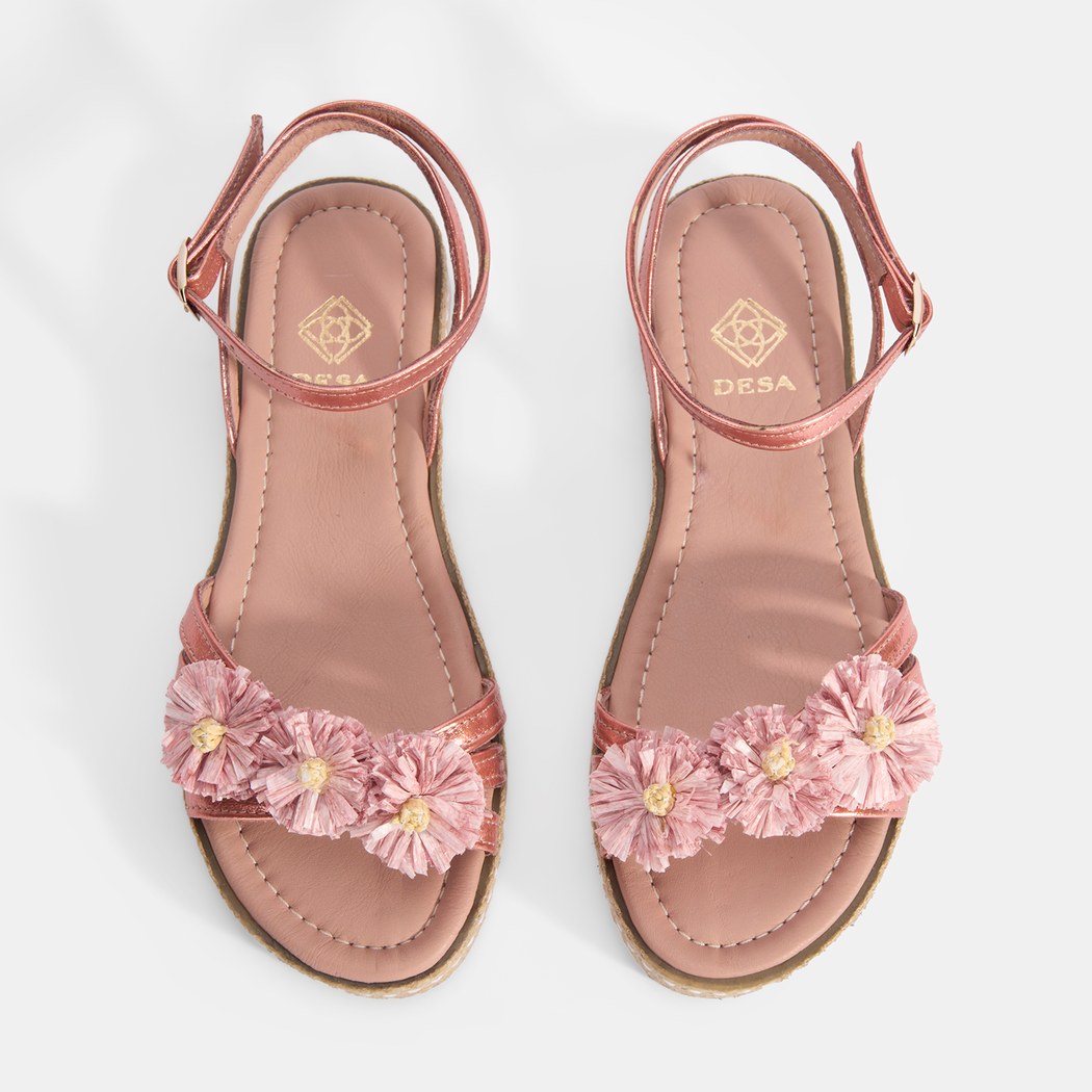 Kadın Pembe Ayarlanabilir Tokalı Çiçek Detaylı Metalik Deri Sandalet
