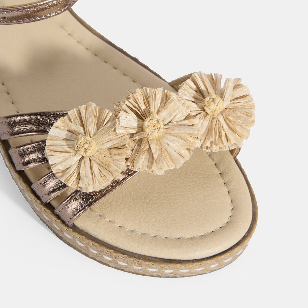 Kadın Platin Ayarlanabilir Tokalı Çiçek Detaylı Metalik Deri Sandalet