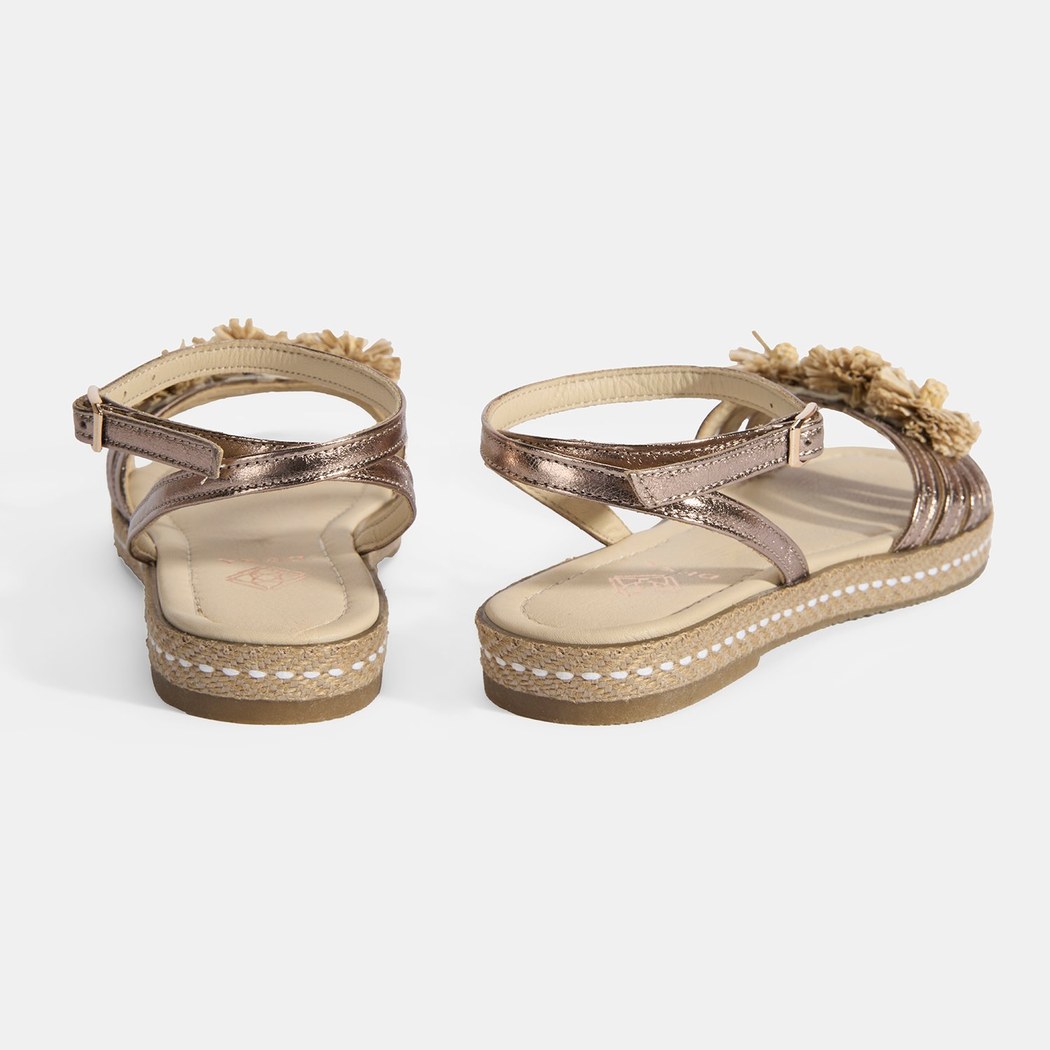 Kadın Platin Ayarlanabilir Tokalı Çiçek Detaylı Metalik Deri Sandalet