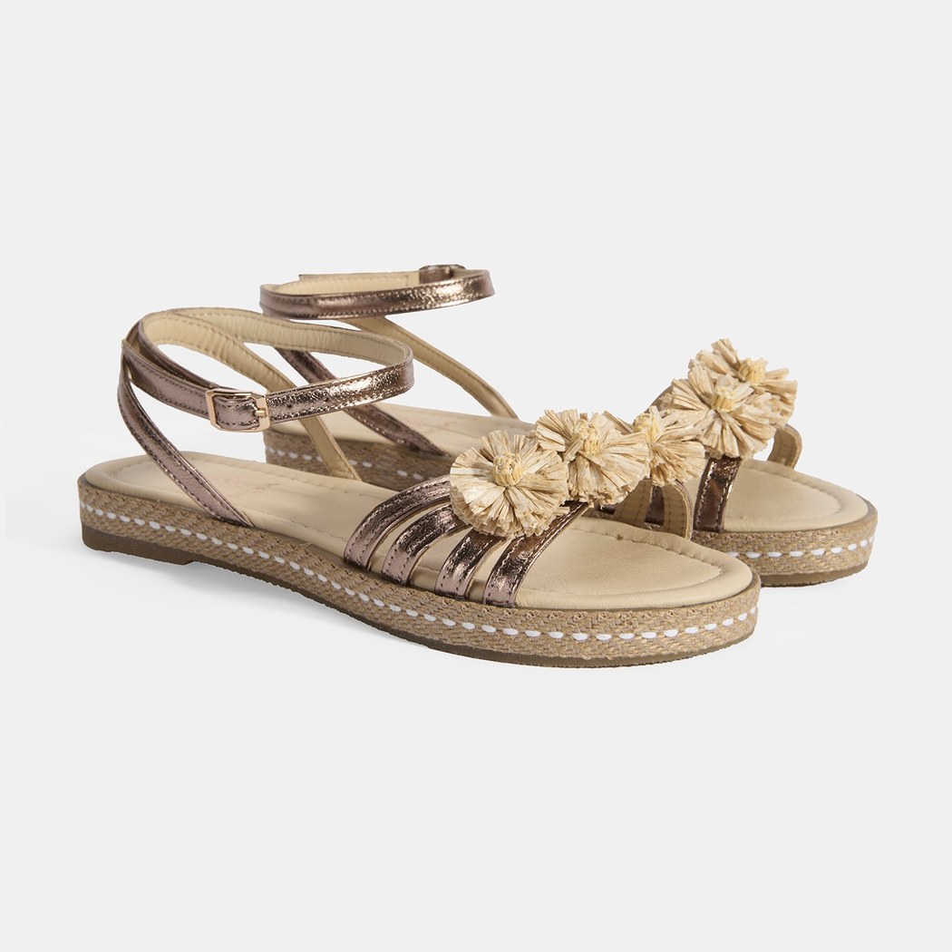 Kadın Platin Ayarlanabilir Tokalı Çiçek Detaylı Metalik Deri Sandalet