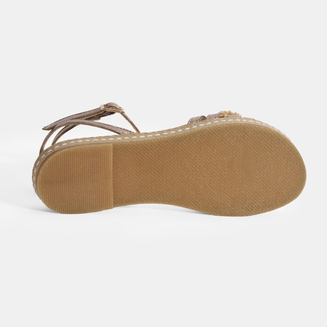 Kadın Platin Ayarlanabilir Tokalı Çiçek Detaylı Metalik Deri Sandalet