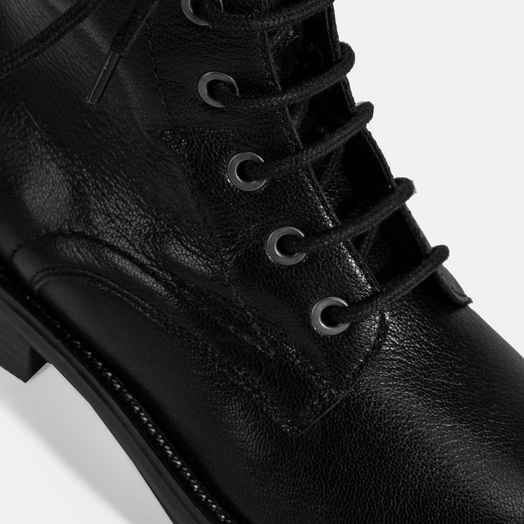 Kadın Siyah Bağcıklı Deri Postal Bot